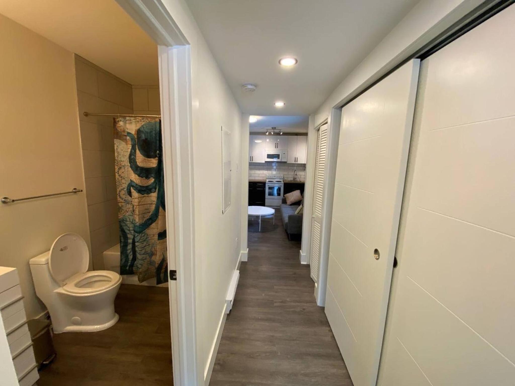 Lovely 1 Bedroom Condo with Free Parking And Balcony