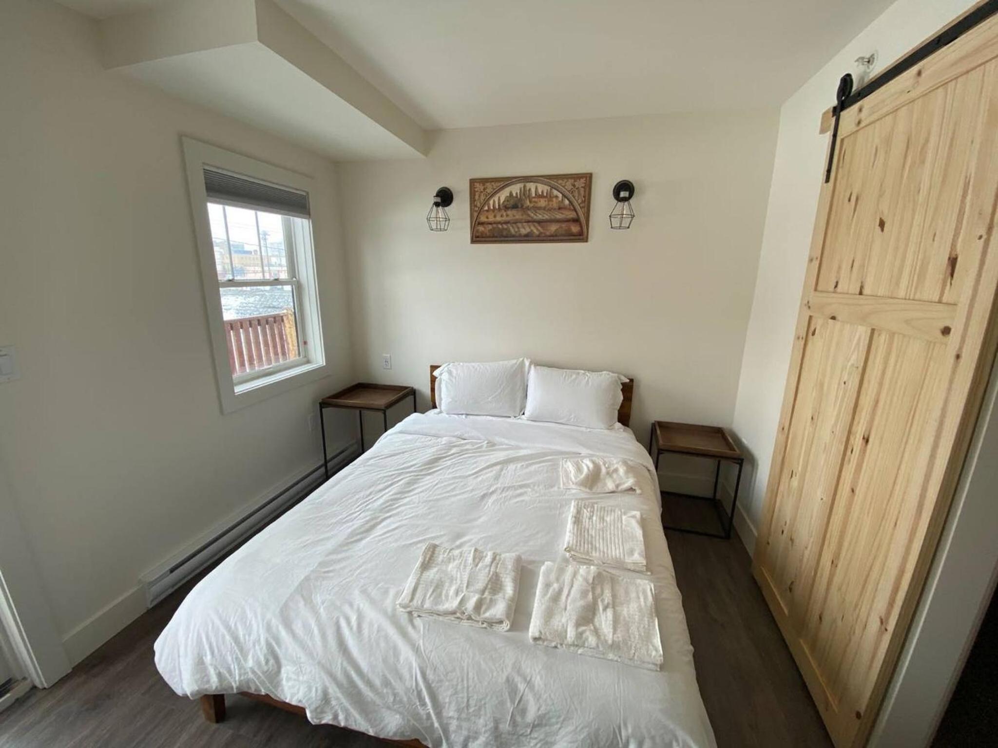 Lovely 1 Bedroom Condo with Free Parking And Balcony