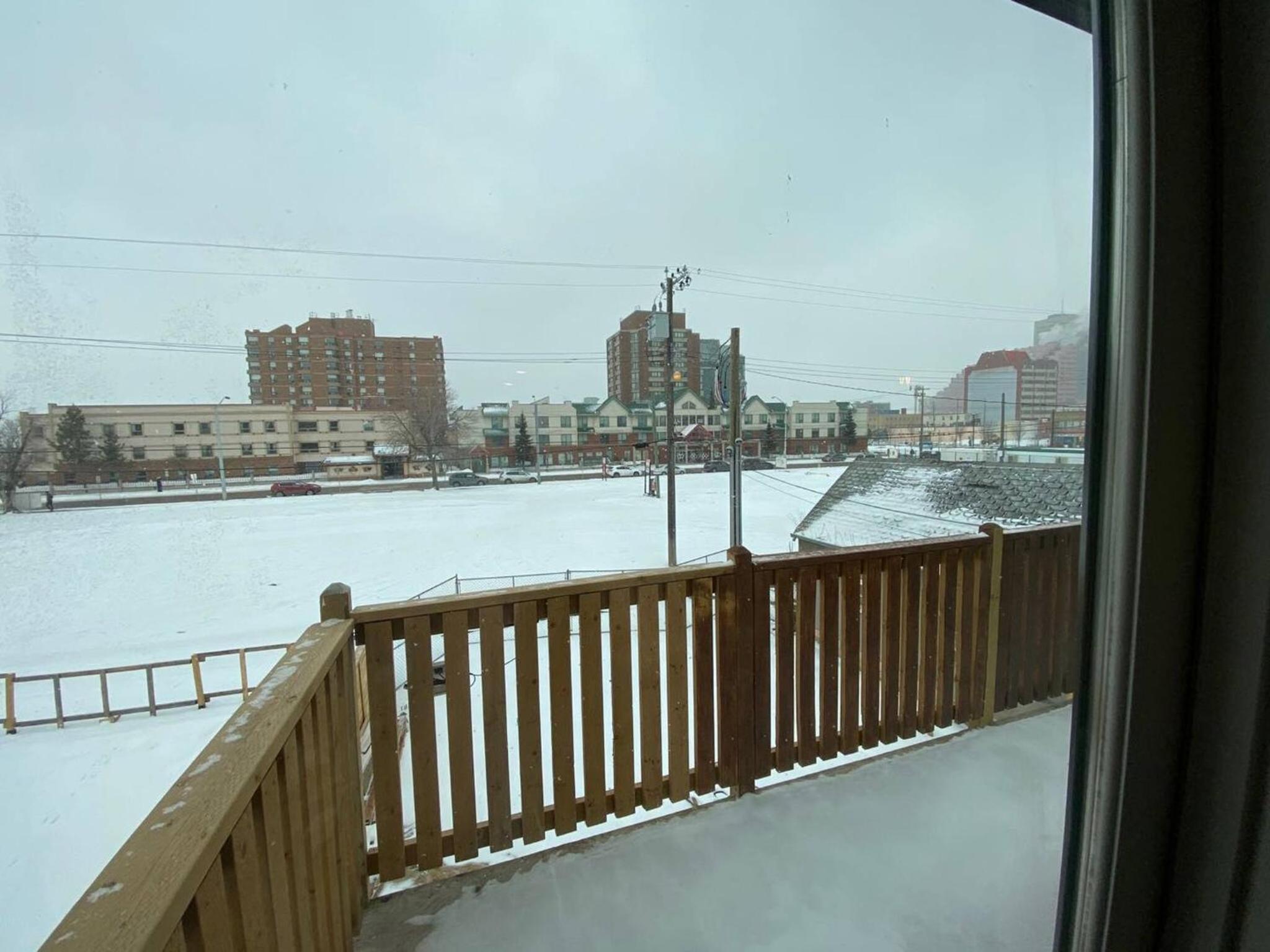 Lovely 1 Bedroom Condo with Free Parking And Balcony