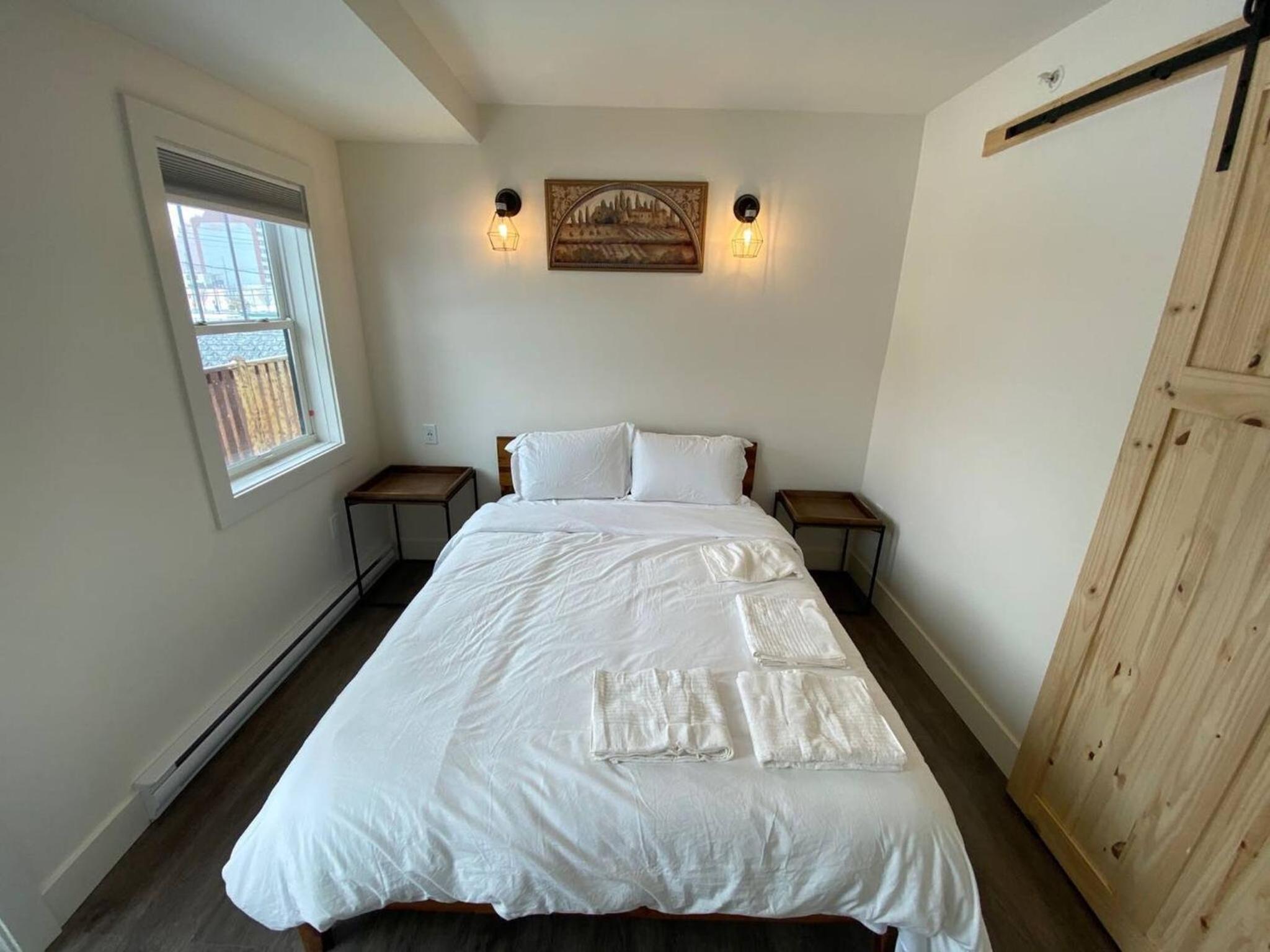 Lovely 1 Bedroom Condo with Free Parking And Balcony