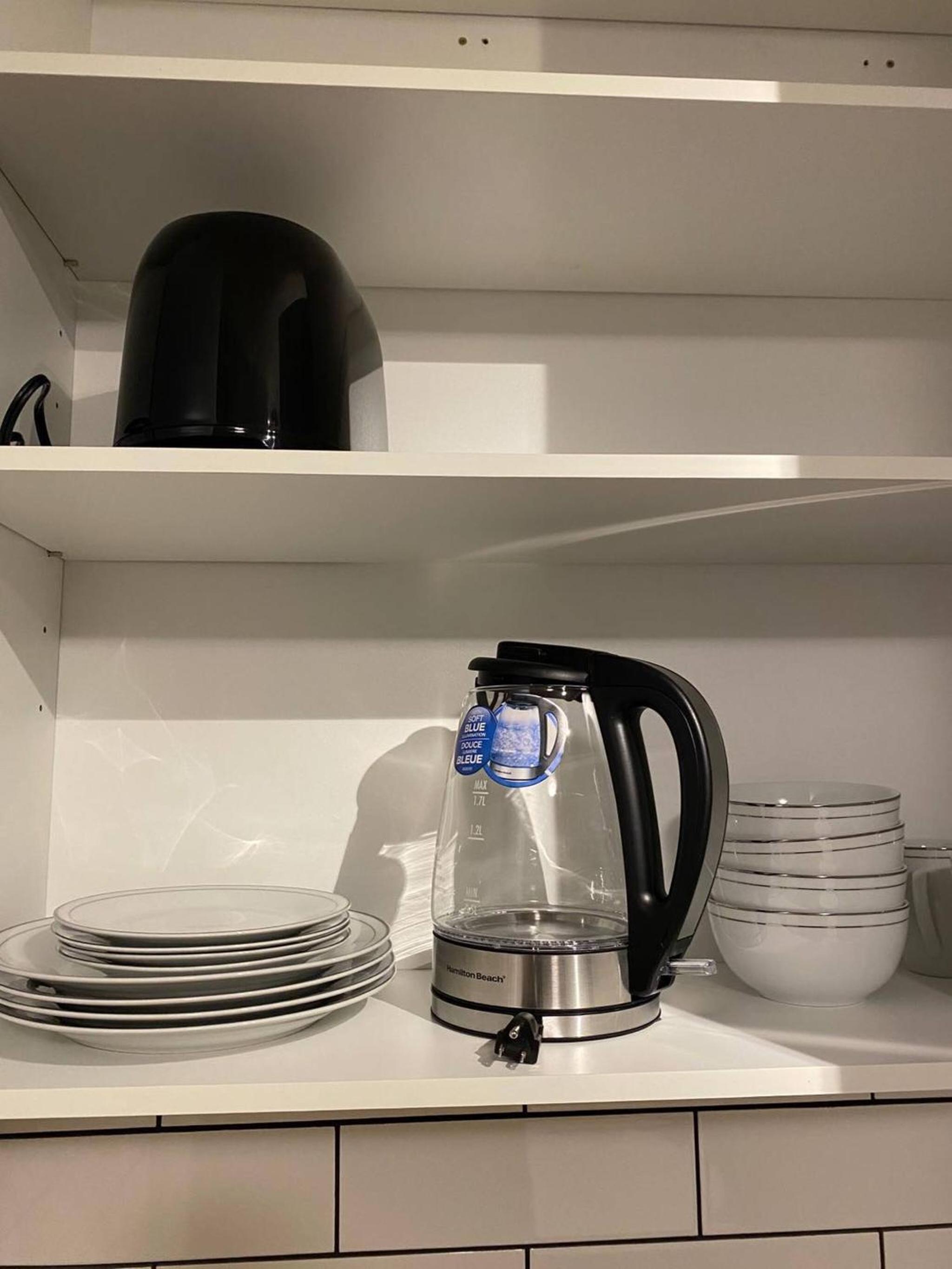 Lovely 1 Bedroom Condo with Free Parking And Balcony