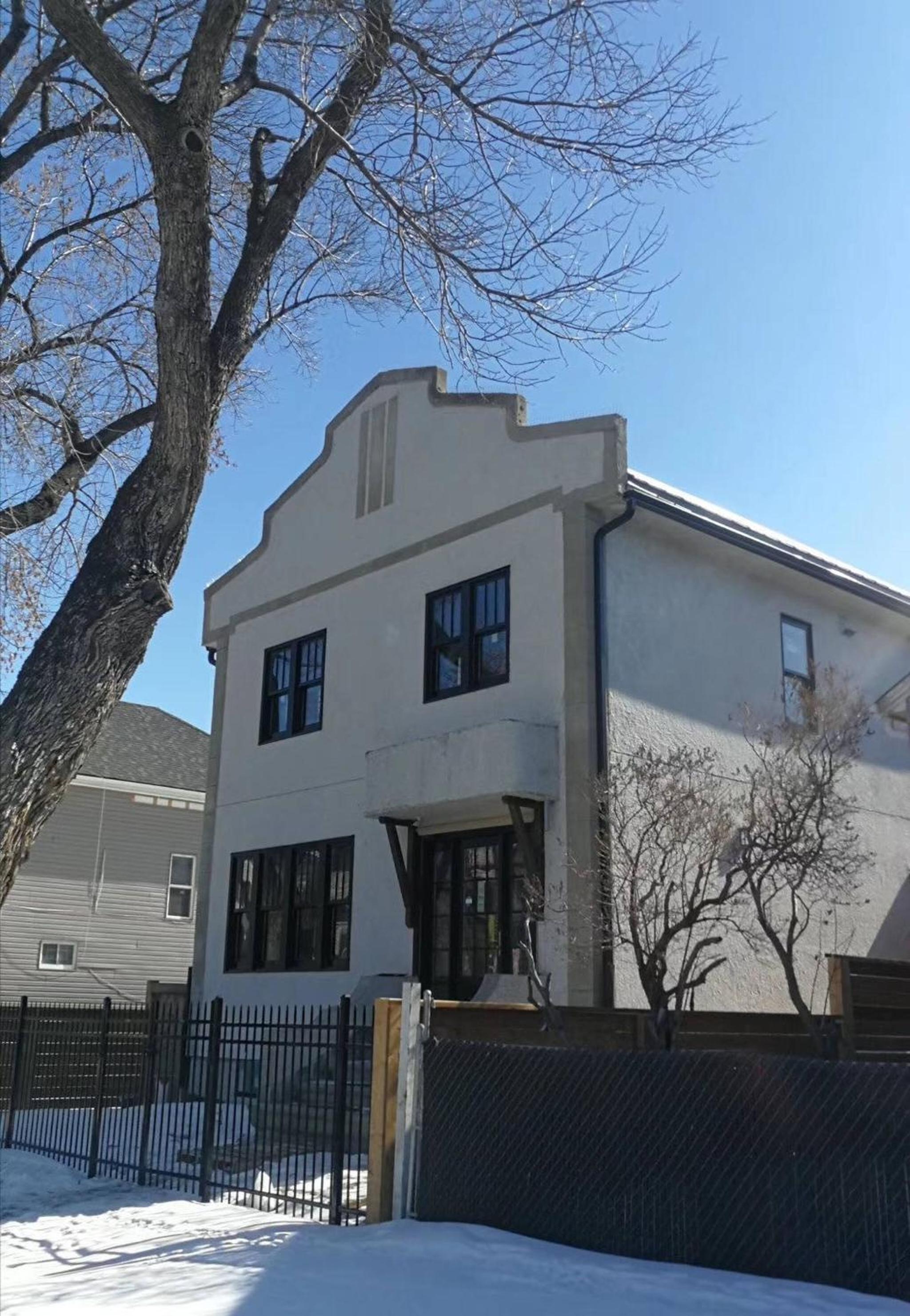 Lovely 1 Bedroom Condo with Free Parking And Balcony