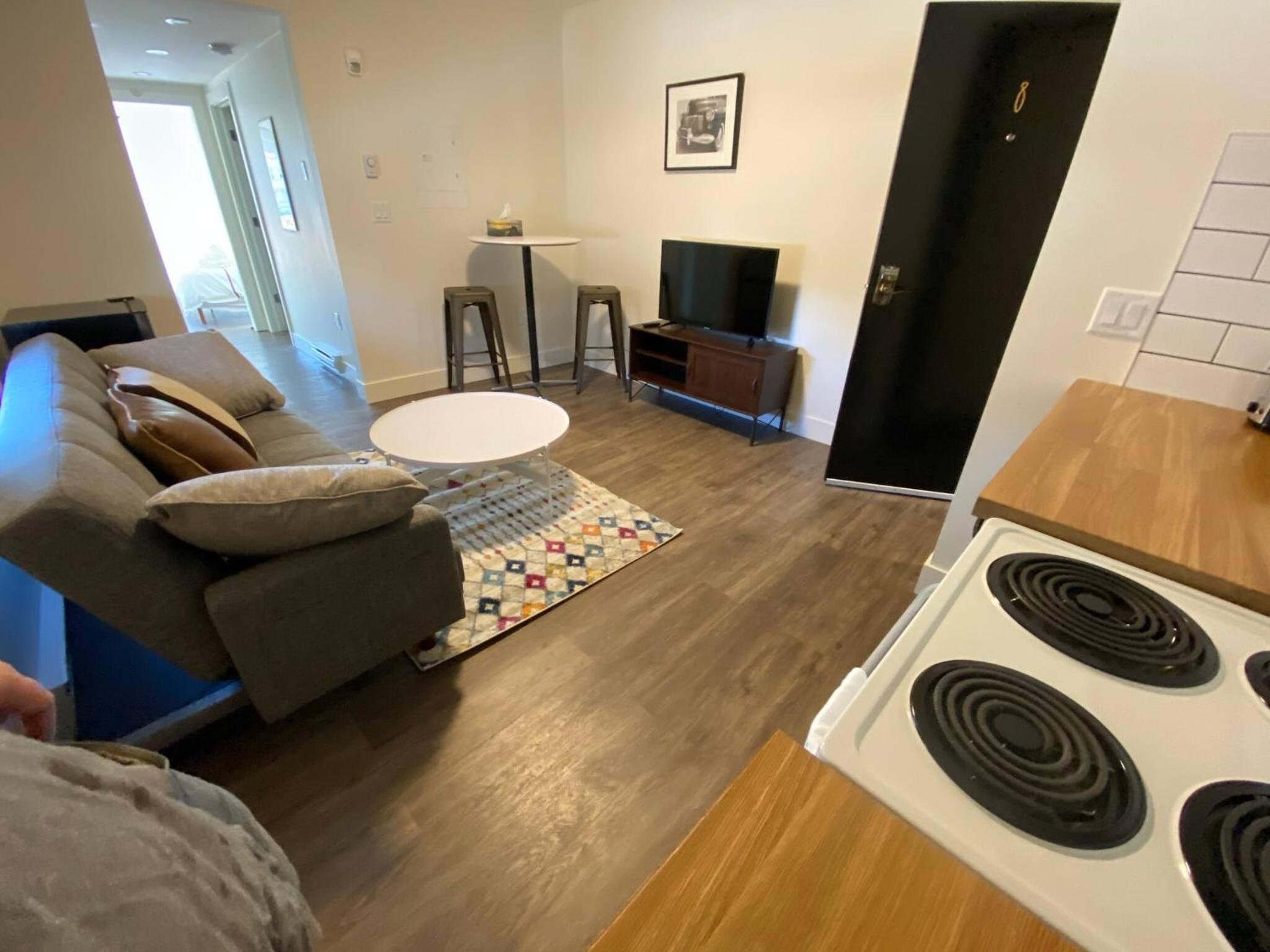 Lovely 1 Bedroom Condo with Free Parking And Balcony