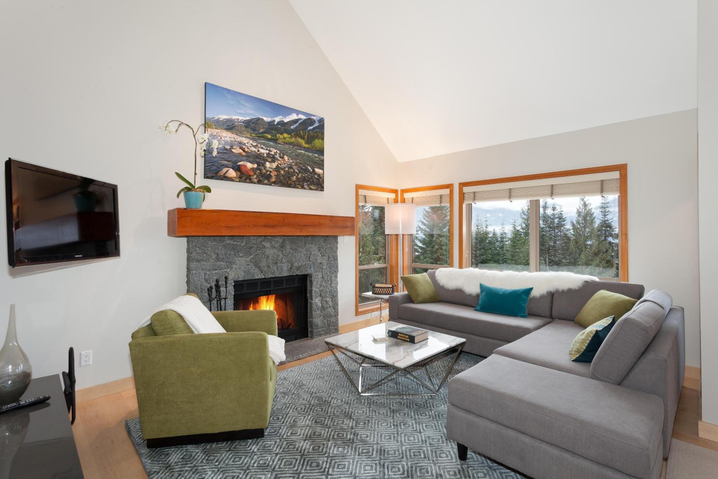 Painted Cliff 11 | Dog Friendly! Ski-In Ski-Out Benchlands Townhome w/ Hot Tub & Fireplace