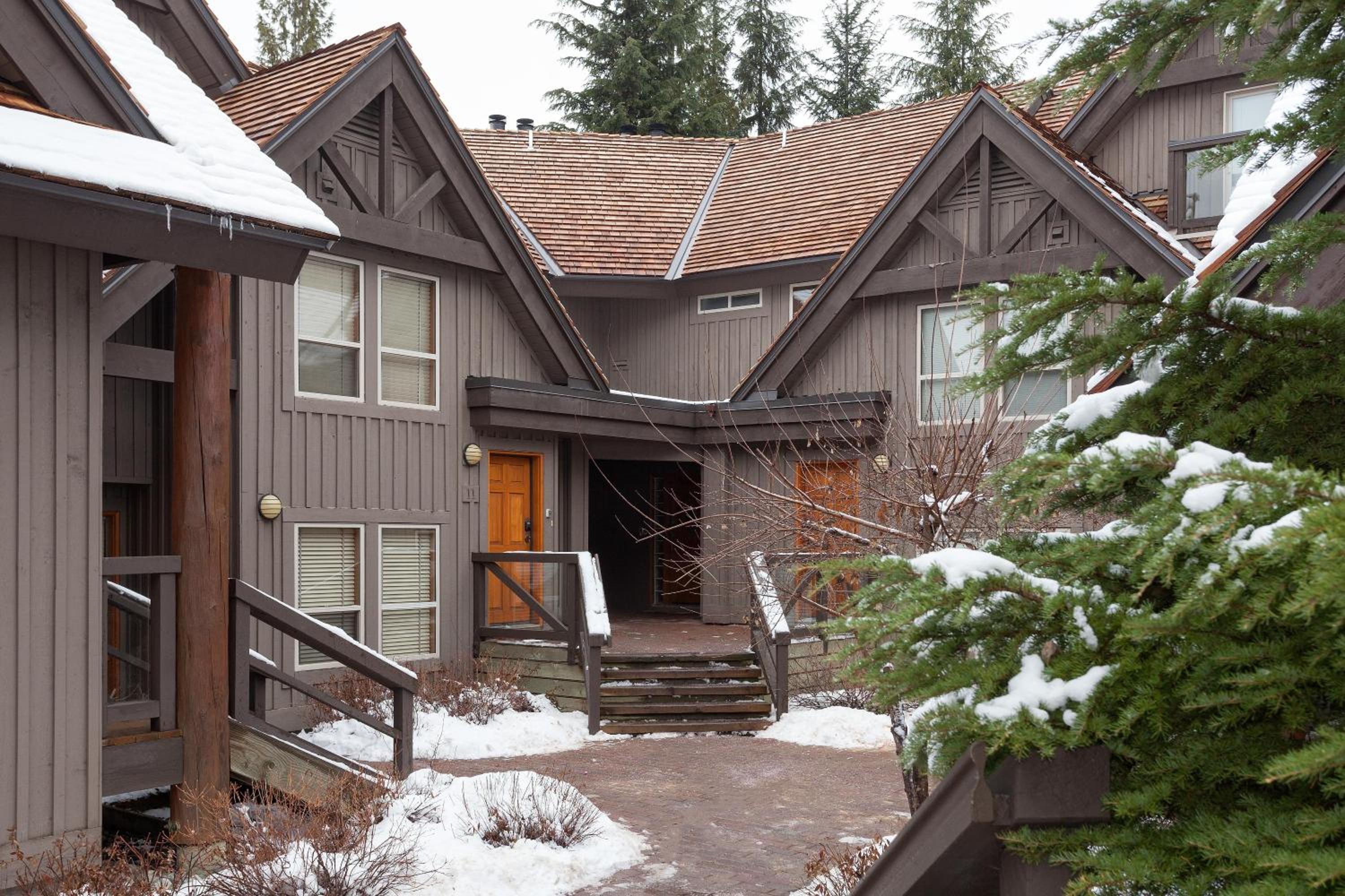 Painted Cliff 11 | Dog Friendly! Ski-In Ski-Out Benchlands Townhome w/ Hot Tub & Fireplace