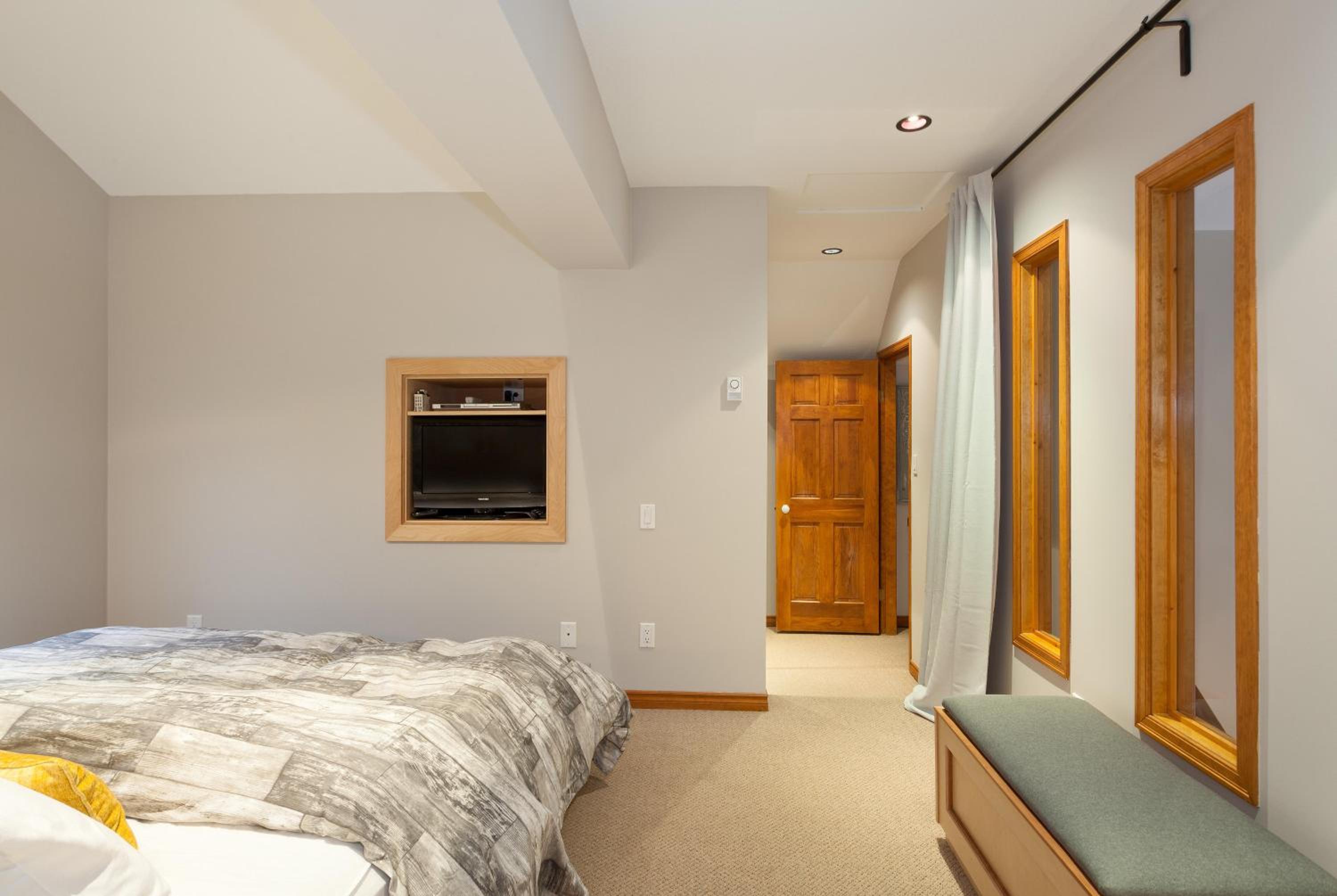 Painted Cliff 11 | Dog Friendly! Ski-In Ski-Out Benchlands Townhome w/ Hot Tub & Fireplace