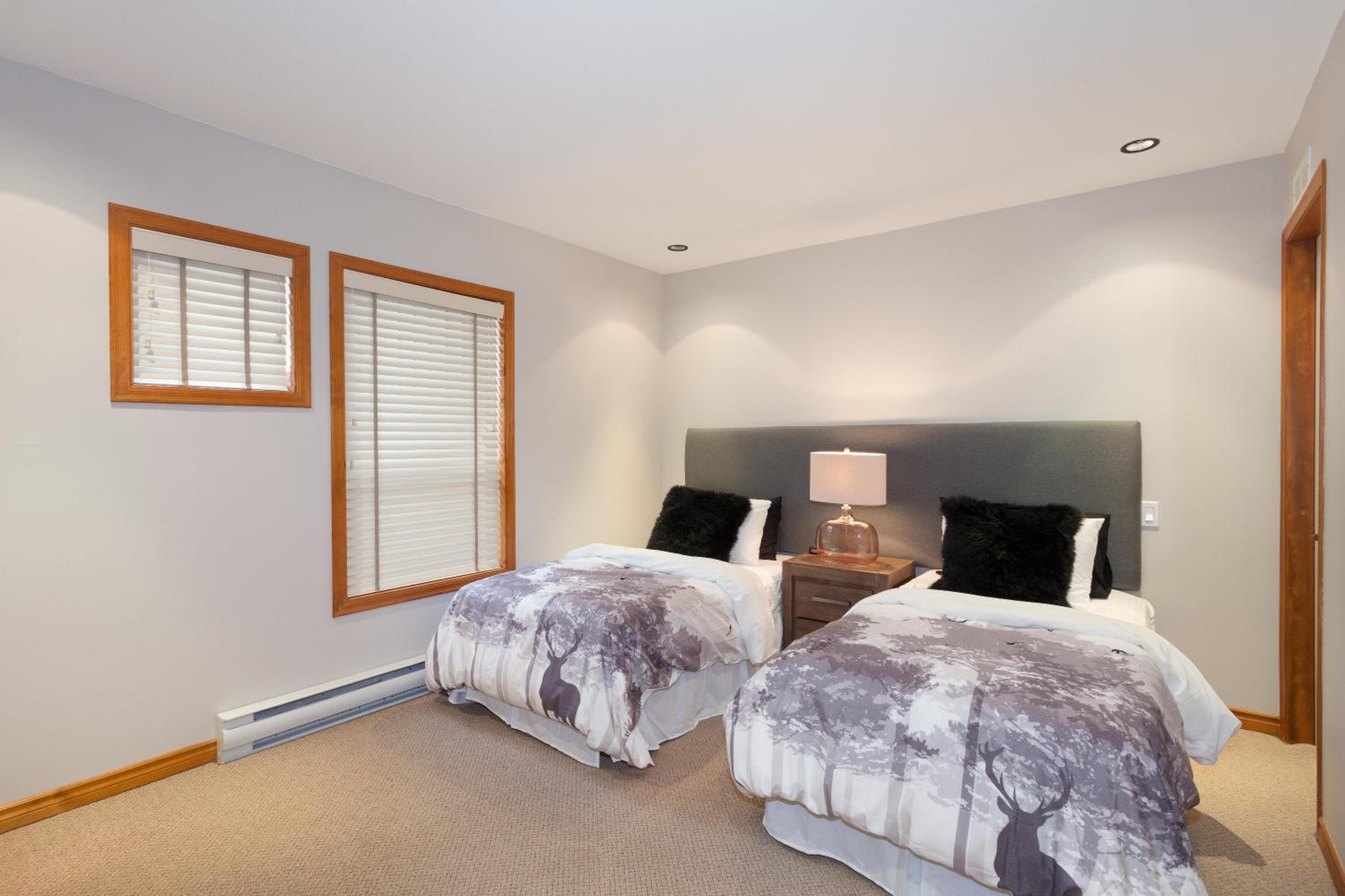 Painted Cliff 11 | Dog Friendly! Ski-In Ski-Out Benchlands Townhome w/ Hot Tub & Fireplace