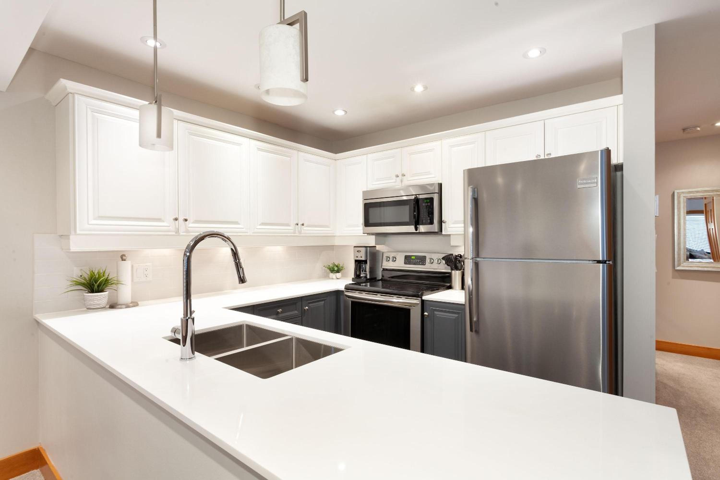 Painted Cliff 25 | Family-sized Ski-In, Ski-Out Townhome w/ Shared Hot Tub & Log Fire