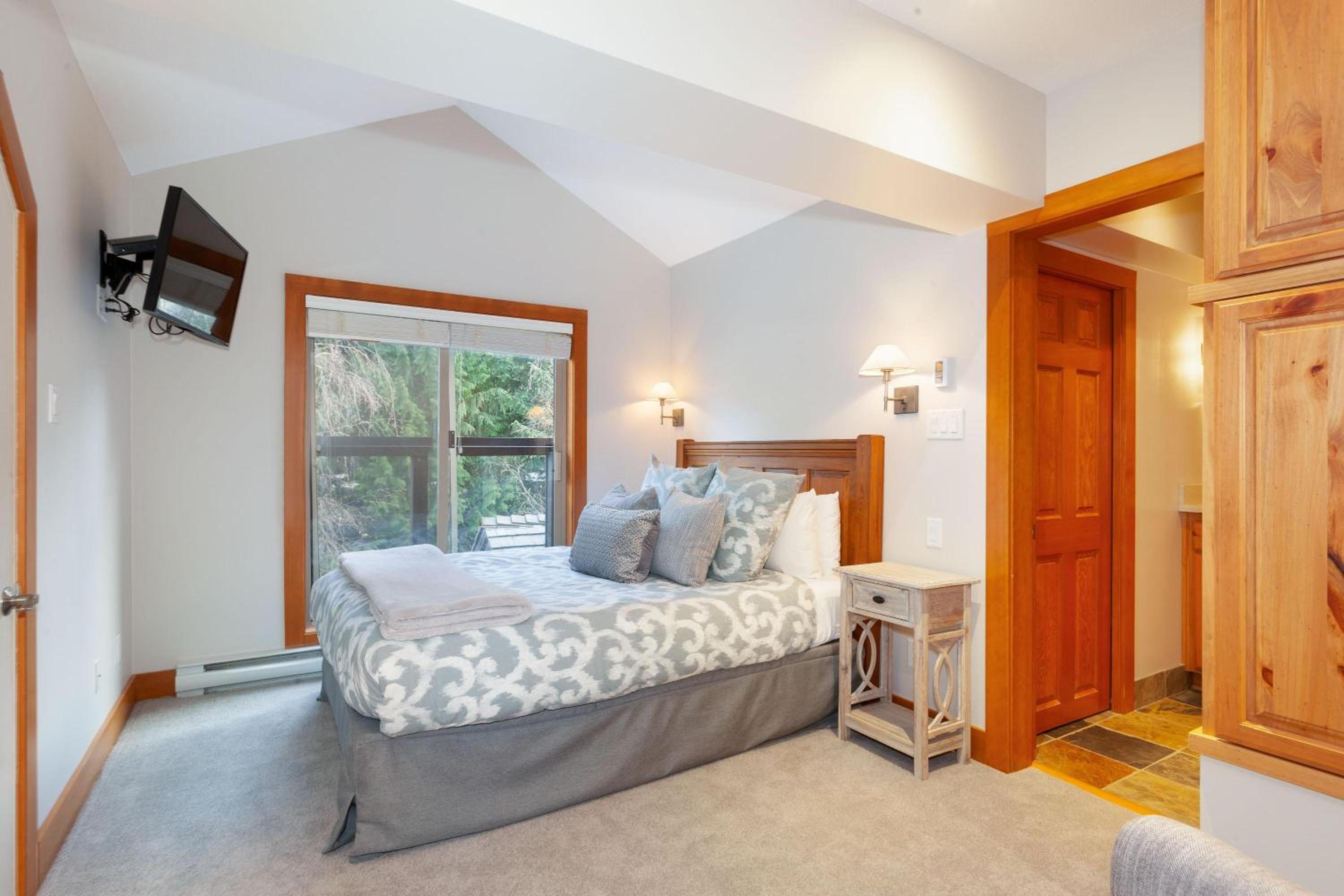 Painted Cliff 25 | Family-sized Ski-In, Ski-Out Townhome w/ Shared Hot Tub & Log Fire