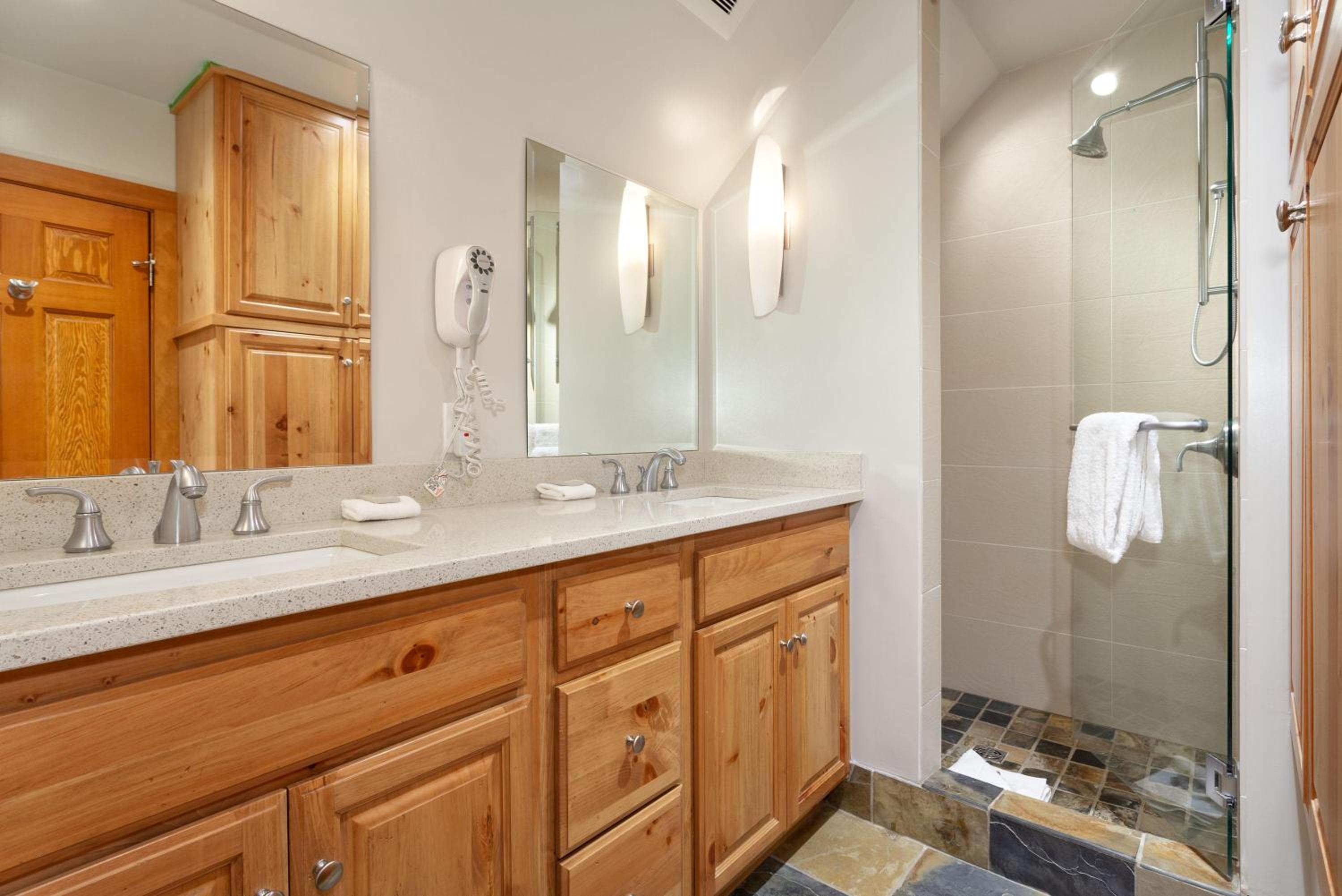 Painted Cliff 25 | Family-sized Ski-In, Ski-Out Townhome w/ Shared Hot Tub & Log Fire