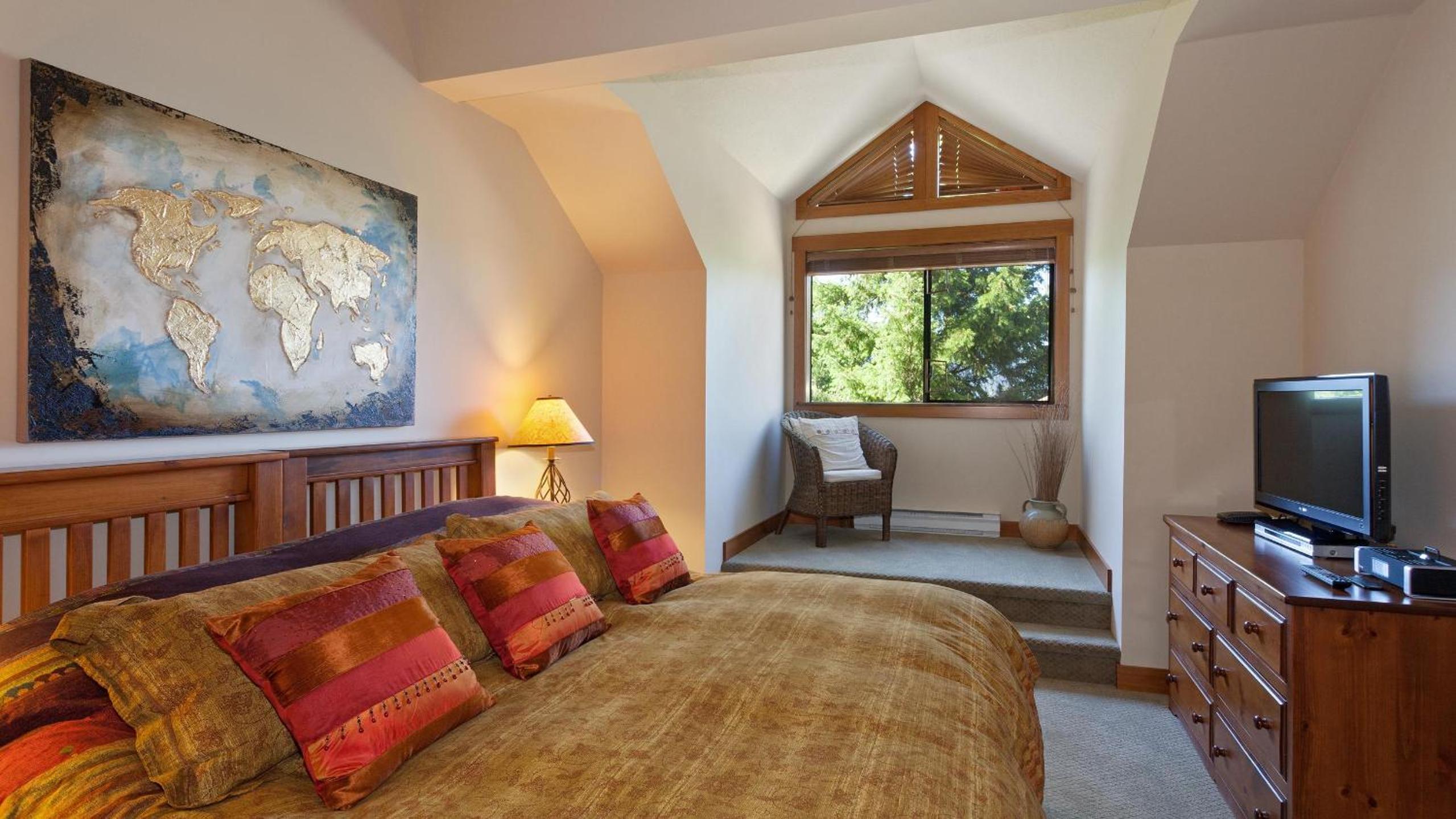 Northern Lights 15 | Family-Sized Townhome w/ Sunken Hot Tub, Fireplace & Media Den