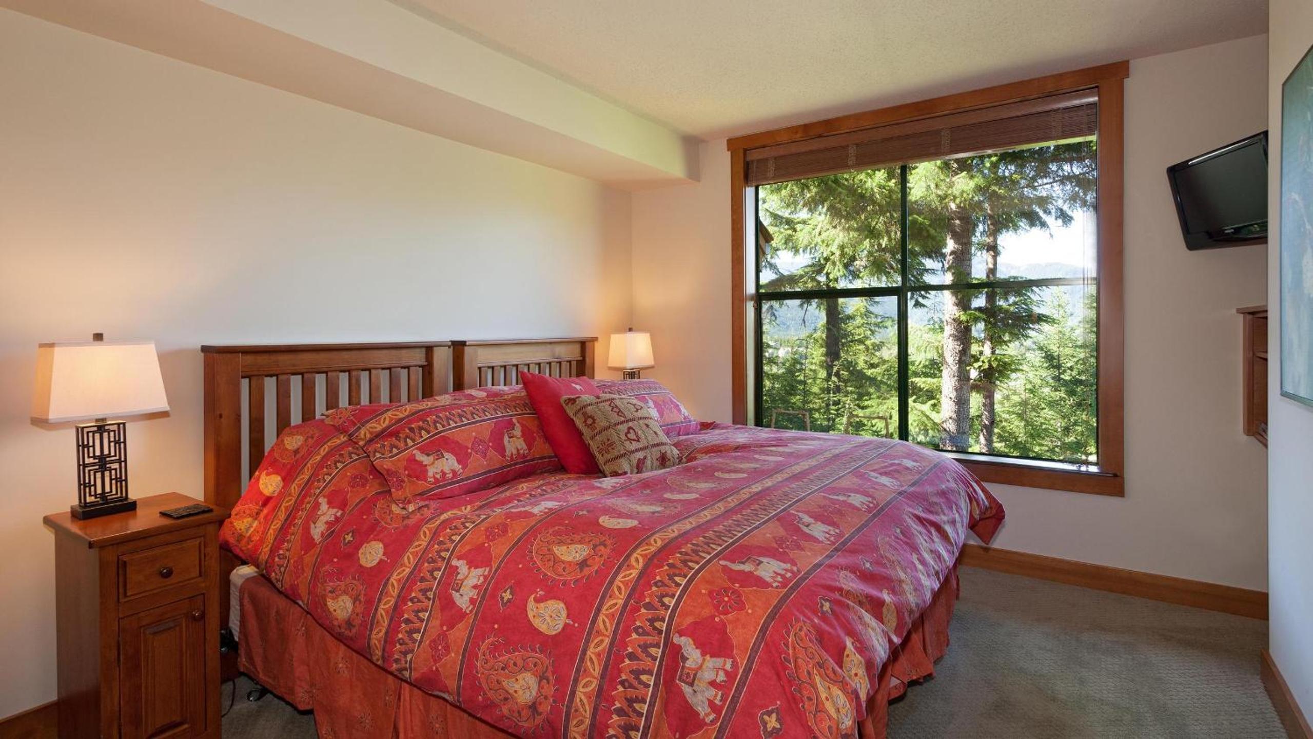 Northern Lights 15 | Family-Sized Townhome w/ Sunken Hot Tub, Fireplace & Media Den