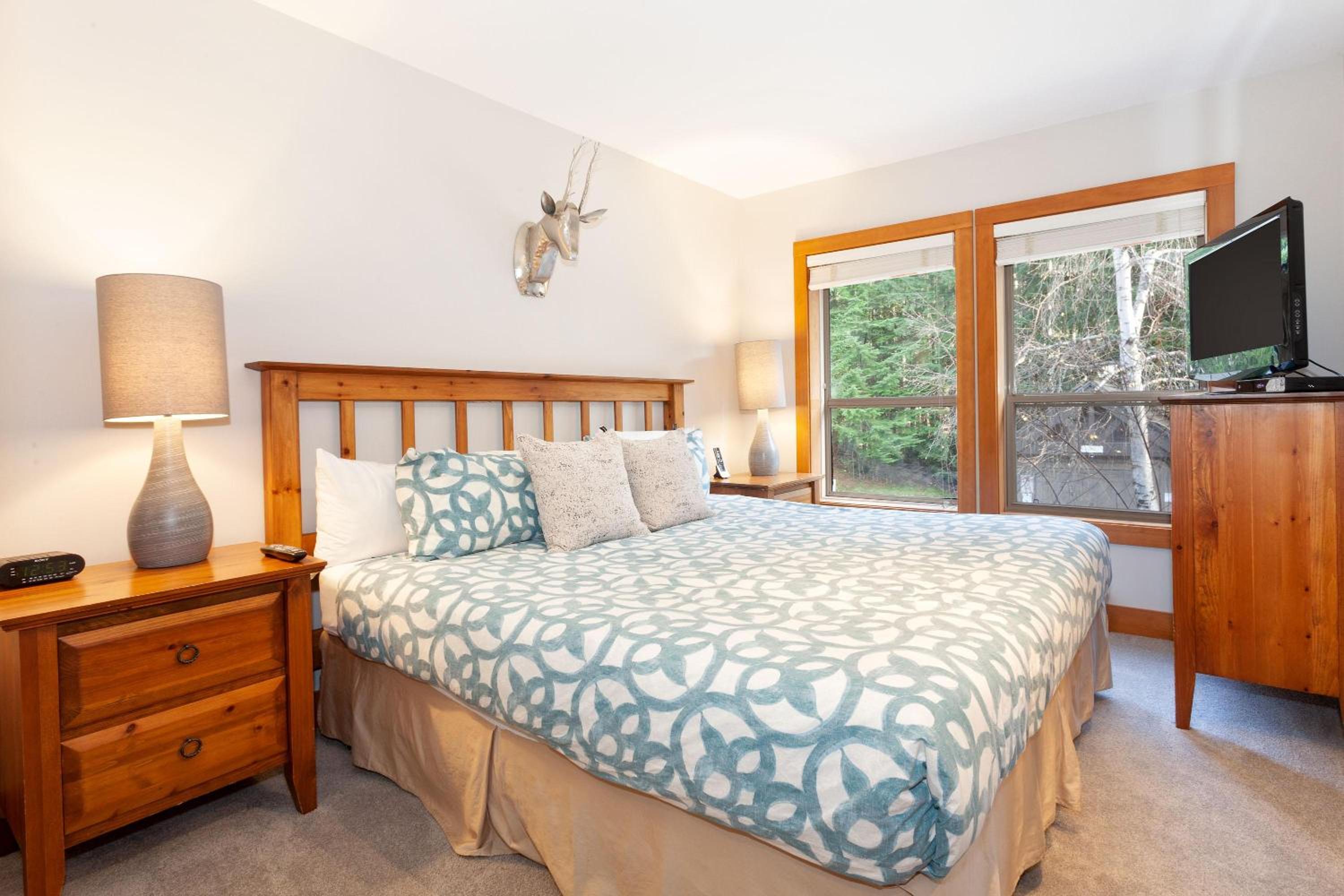 Painted Cliff 25 | Family-sized Ski-In, Ski-Out Townhome w/ Shared Hot Tub & Log Fire