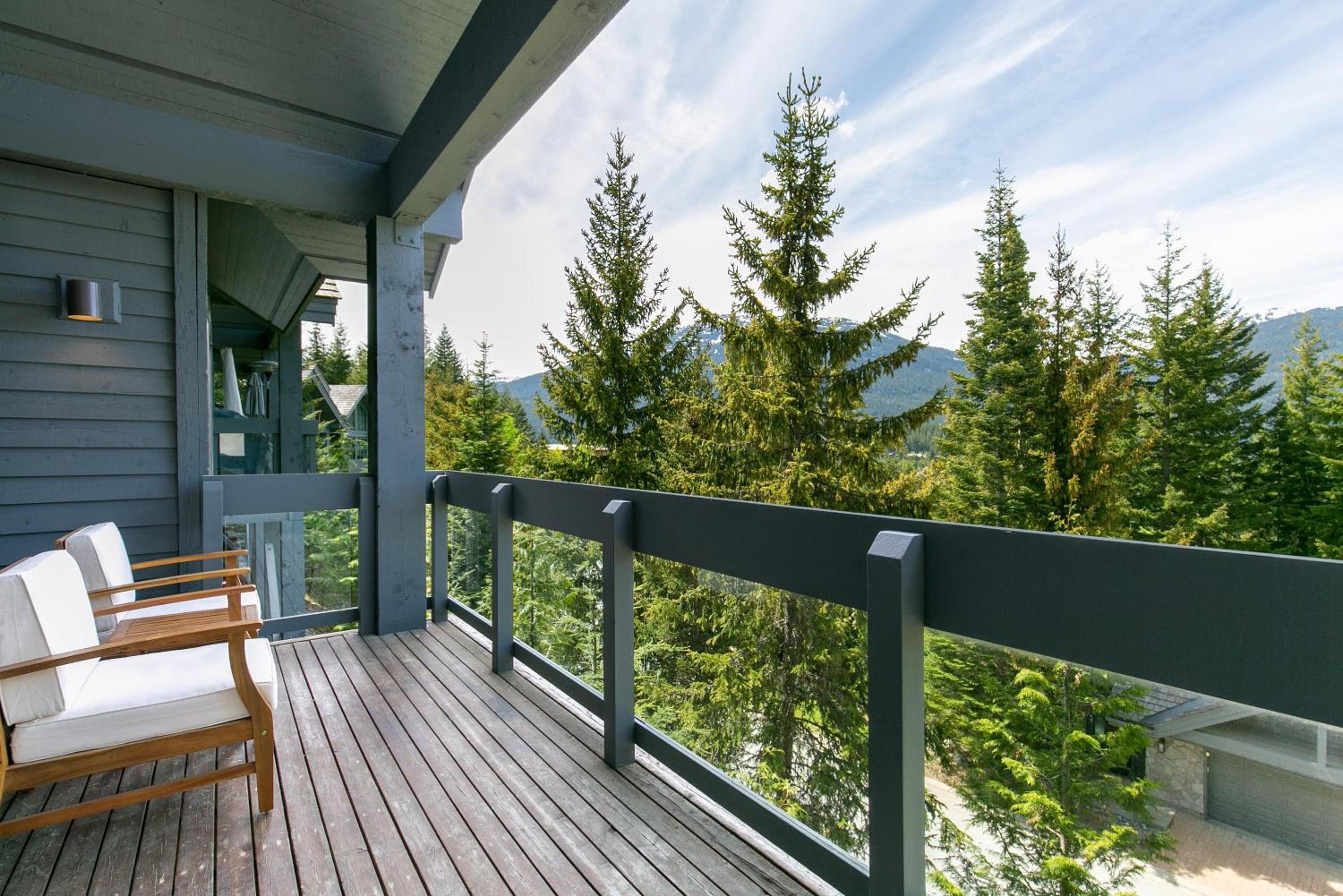 Northern Lights 35 | Spacious Townhome Close to Village with Hot Tub, Mountain View & Garage Parking