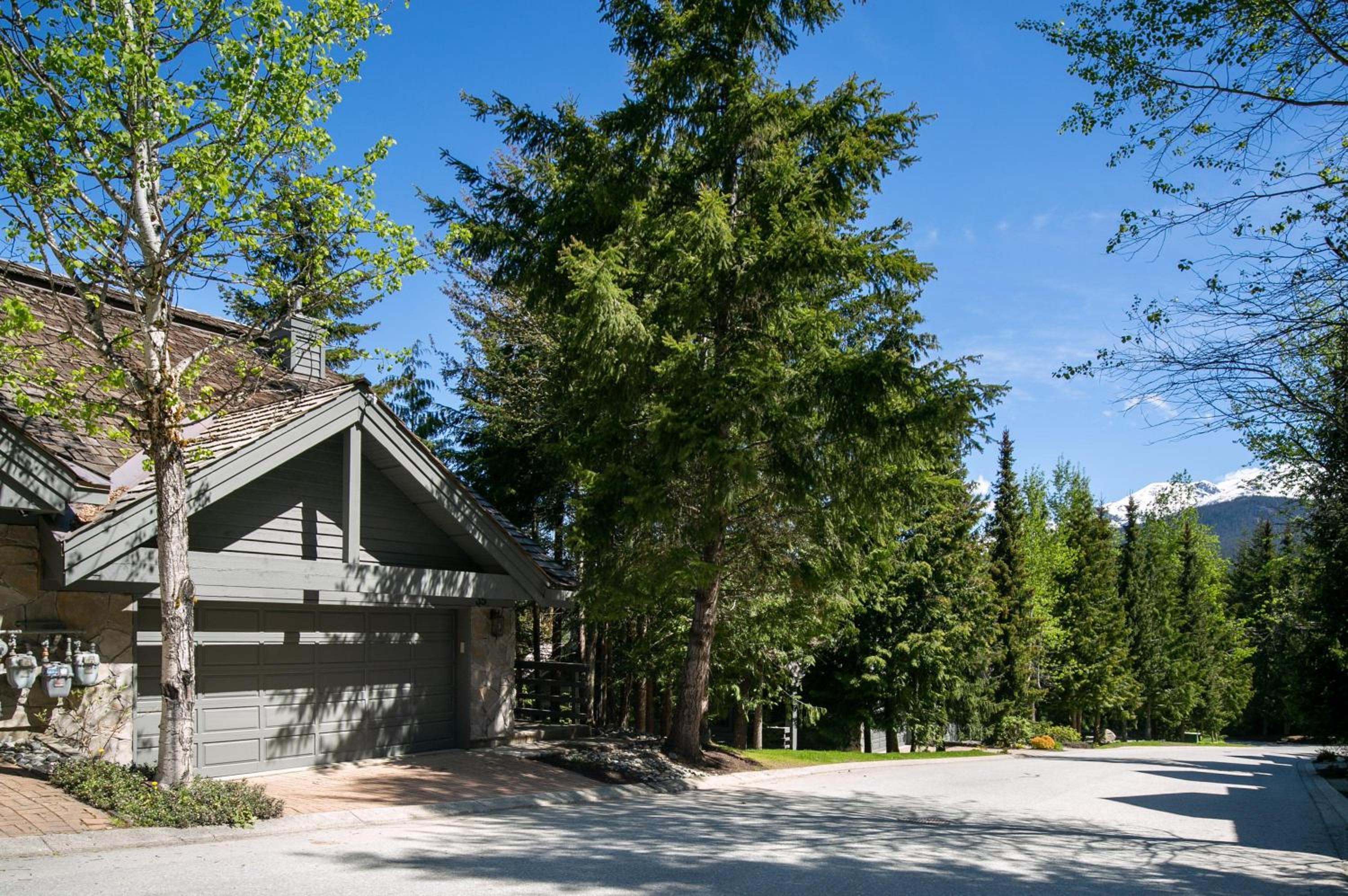 Northern Lights 35 | Spacious Townhome Close to Village with Hot Tub, Mountain View & Garage Parking