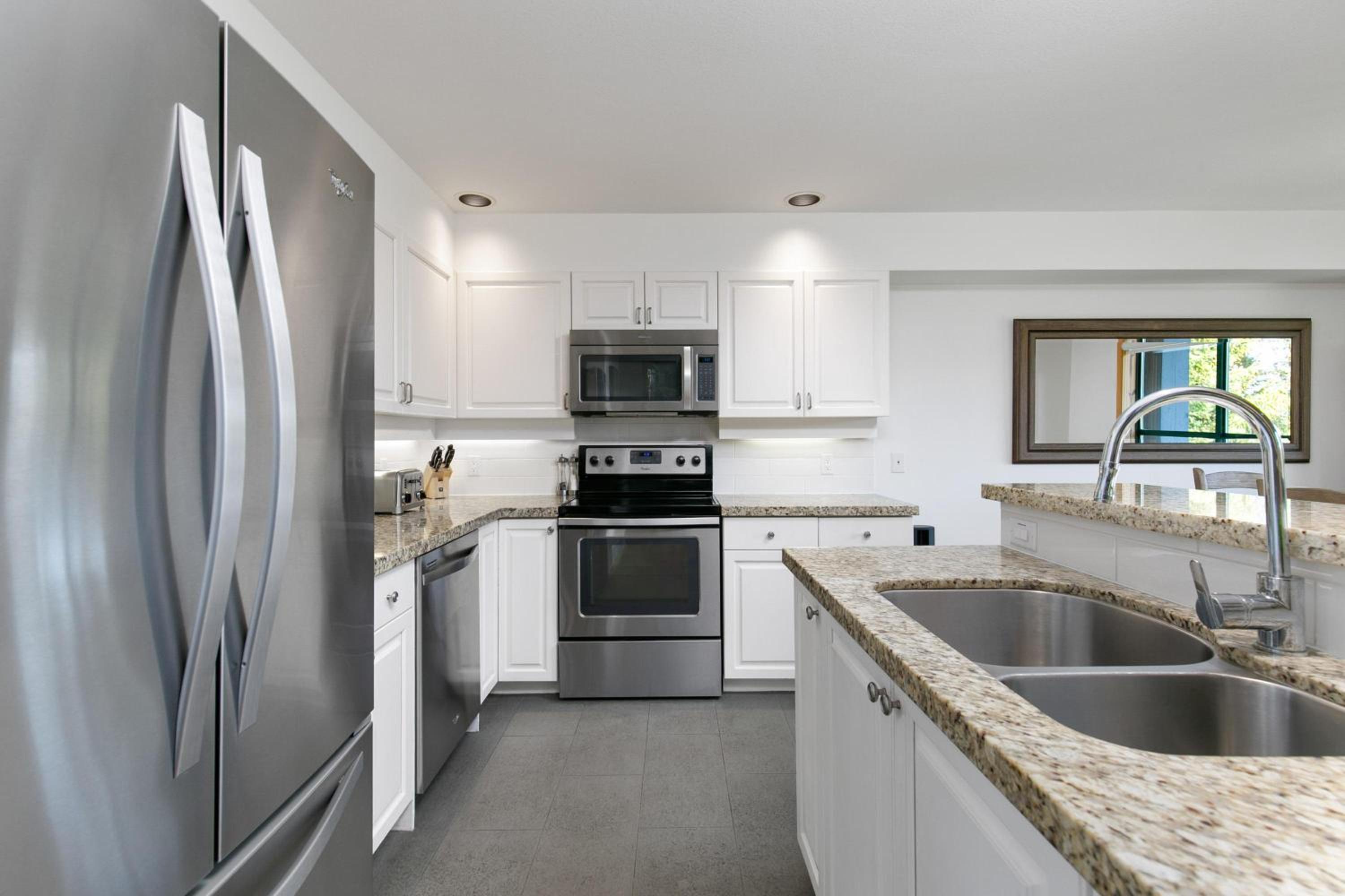 Northern Lights 35 | Spacious Townhome Close to Village with Hot Tub, Mountain View & Garage Parking