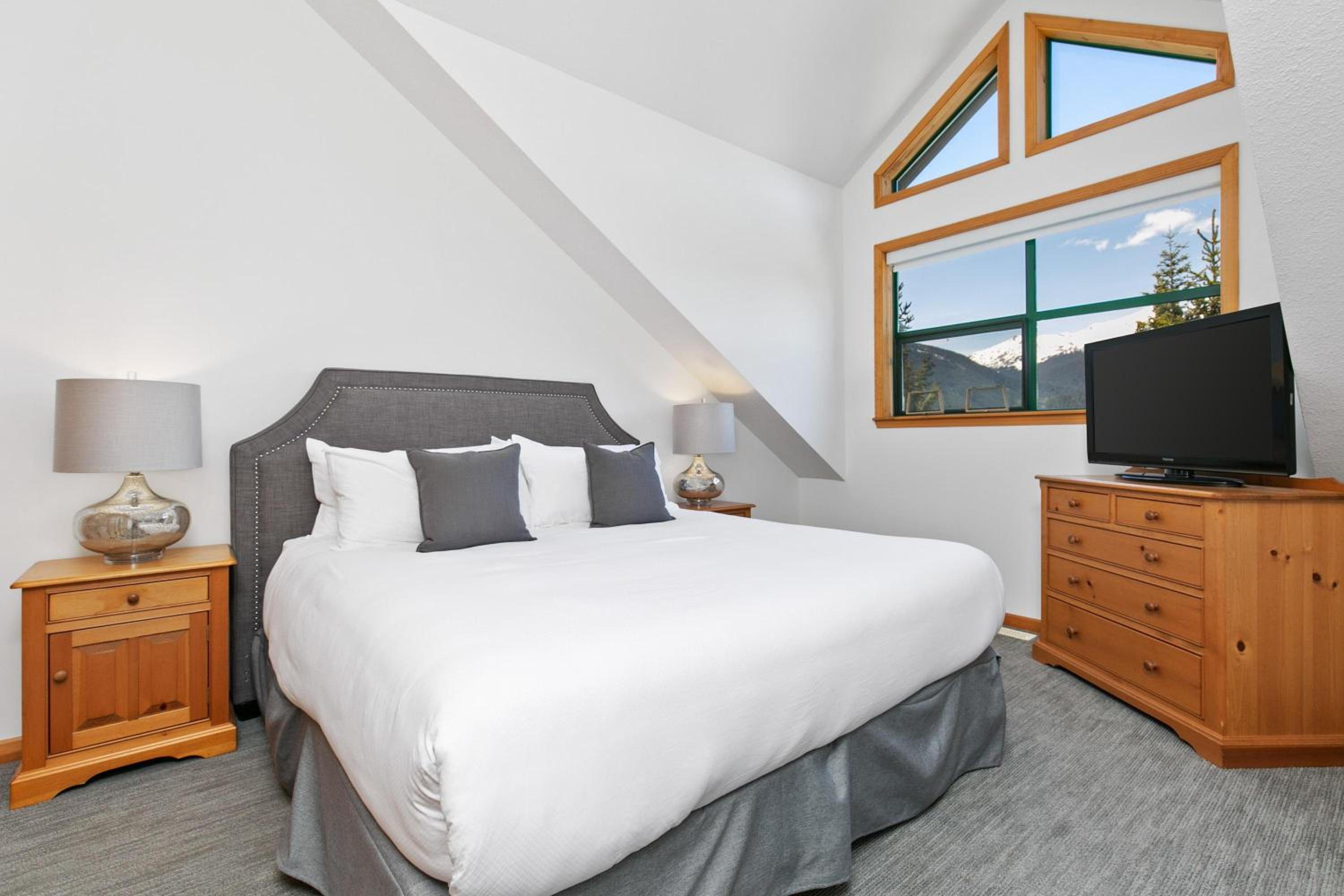 Northern Lights 35 | Spacious Townhome Close to Village with Hot Tub, Mountain View & Garage Parking