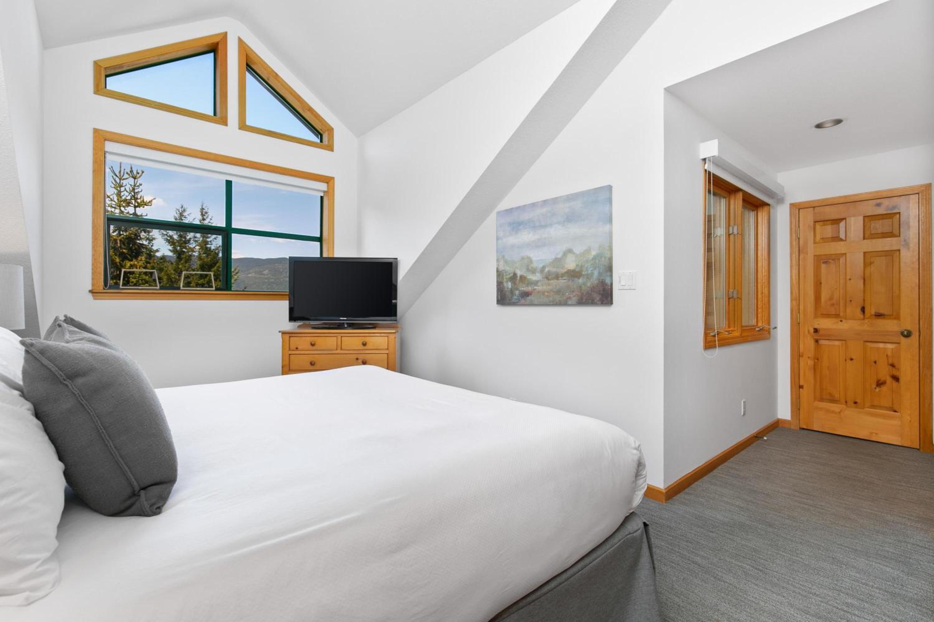 Northern Lights 35 | Spacious Townhome Close to Village with Hot Tub, Mountain View & Garage Parking