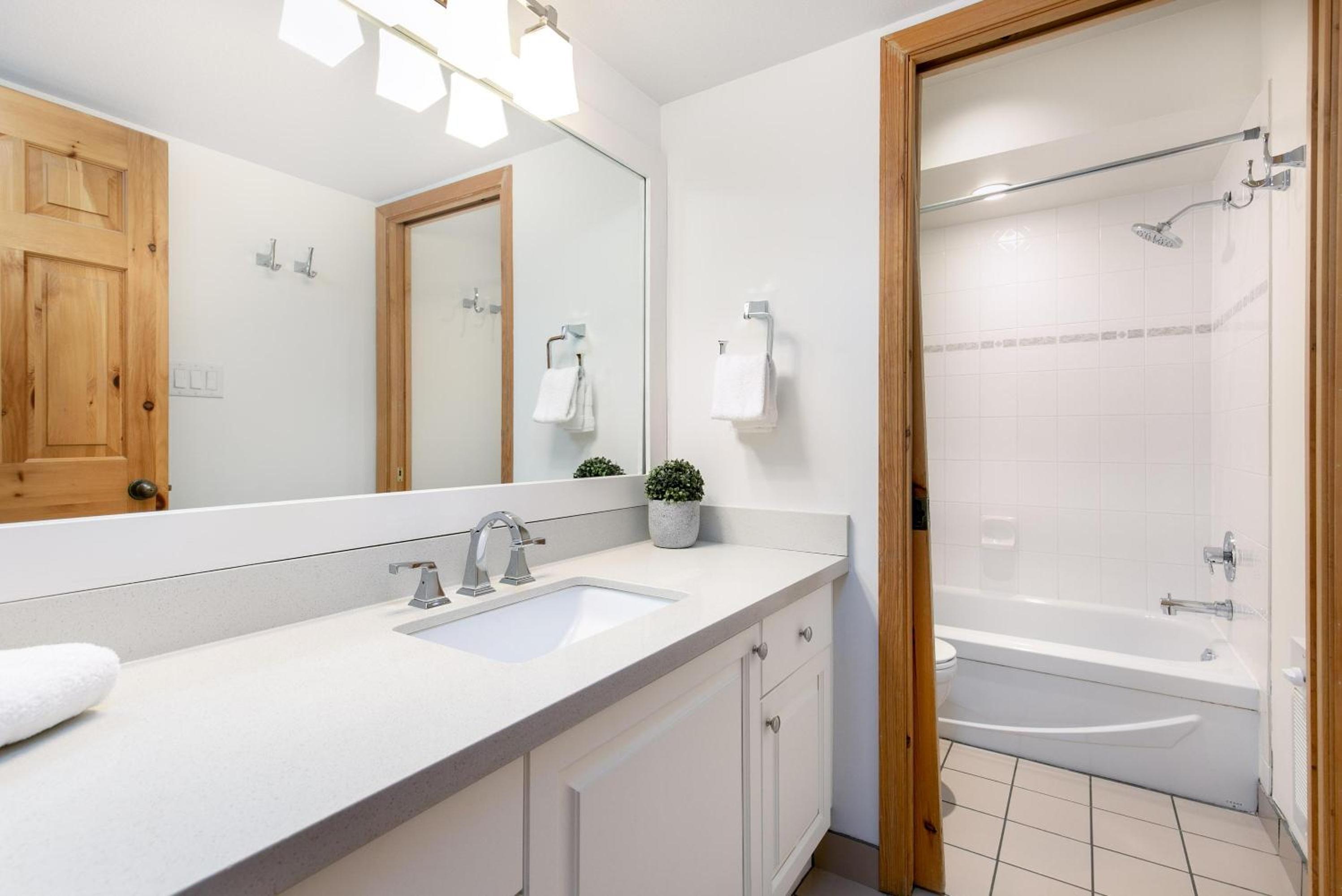 Northern Lights 35 | Spacious Townhome Close to Village with Hot Tub, Mountain View & Garage Parking