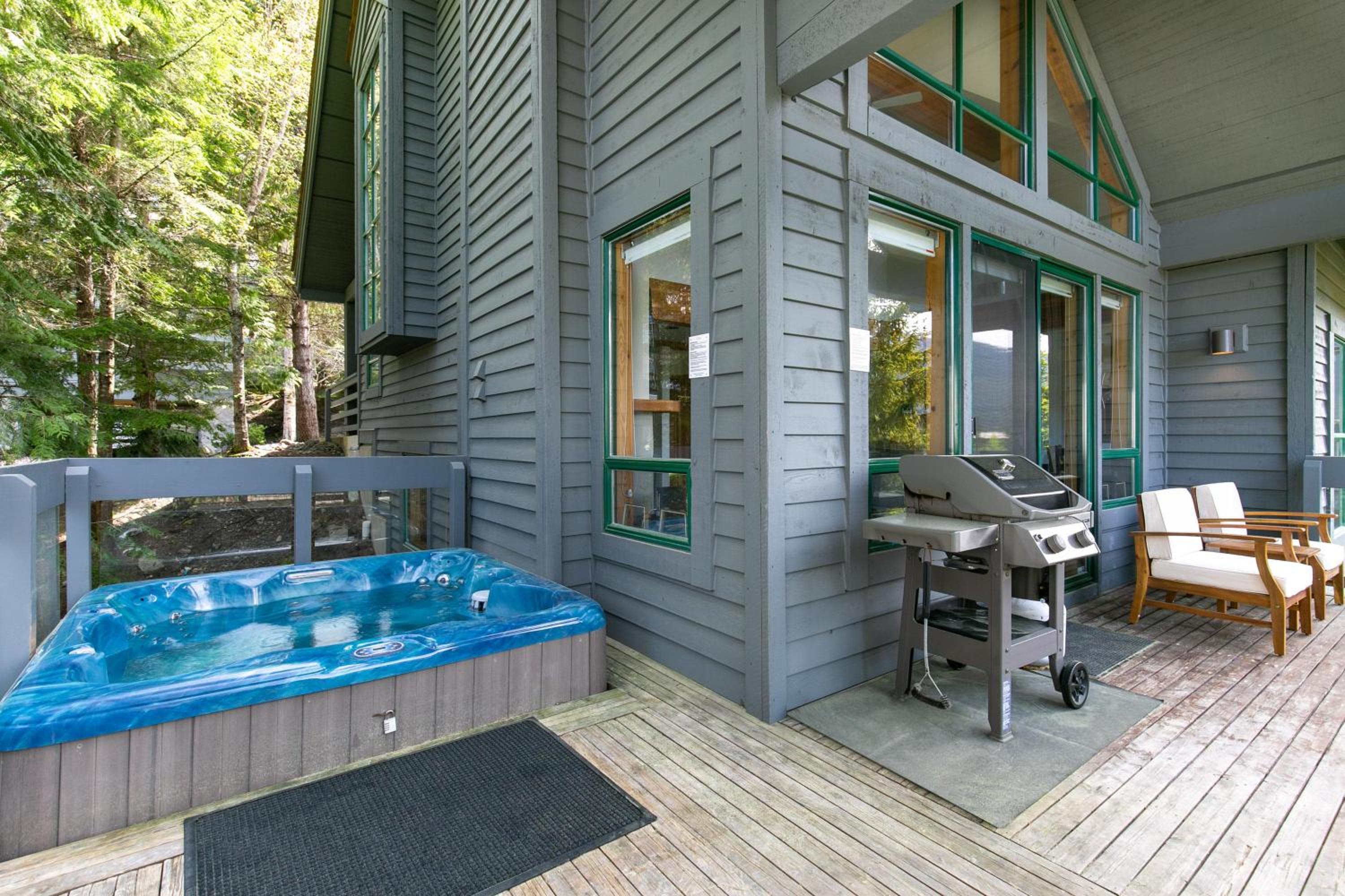 Northern Lights 35 | Spacious Townhome Close to Village with Hot Tub, Mountain View & Garage Parking