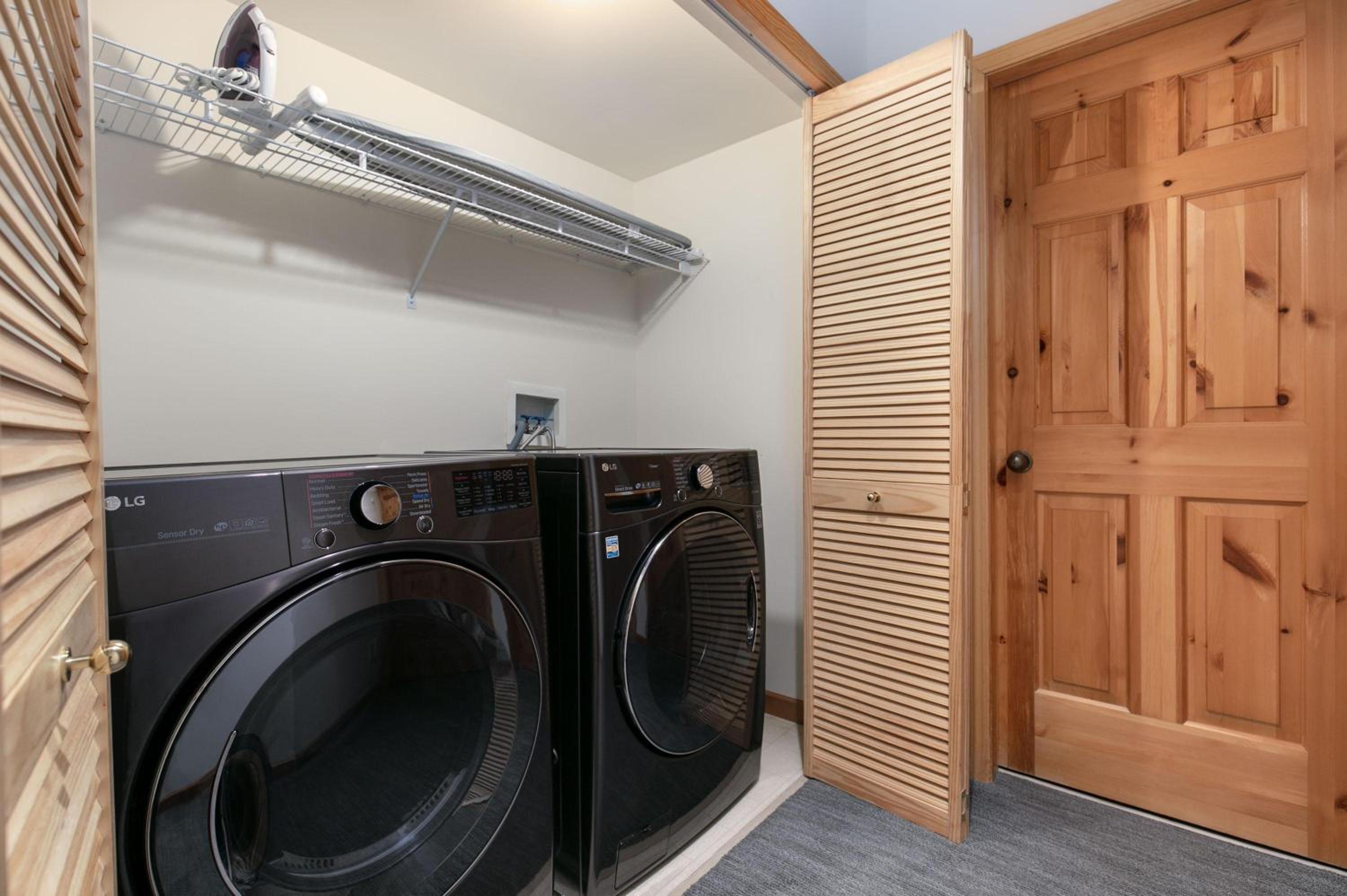 Northern Lights 35 | Spacious Townhome Close to Village with Hot Tub, Mountain View & Garage Parking