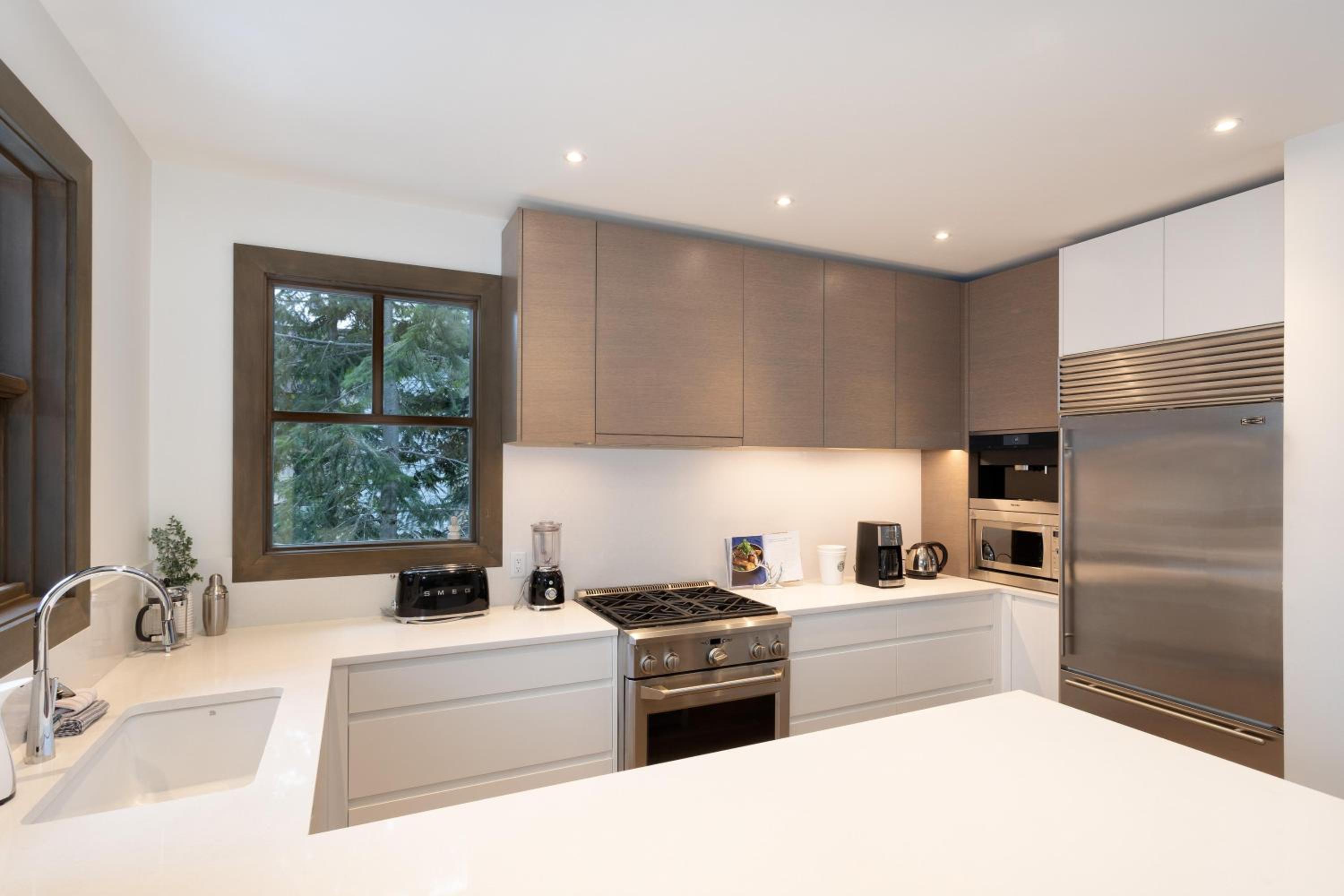 Taluswood The Heights 6 | Beautifully Updated Chalet w/ Private Hot Tub, Slopeside View, Parking