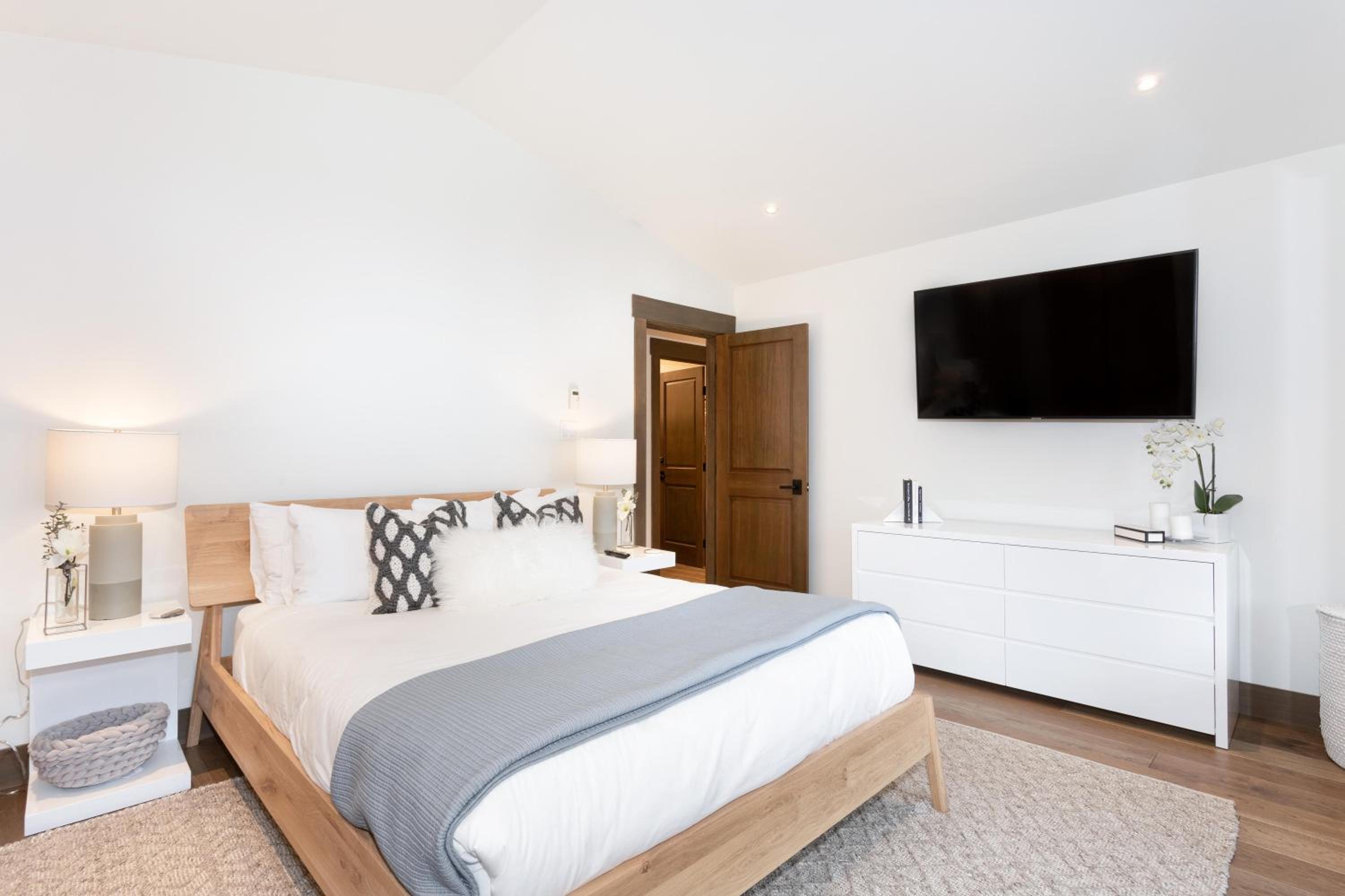 Taluswood The Heights 6 | Beautifully Updated Chalet w/ Private Hot Tub, Slopeside View, Parking