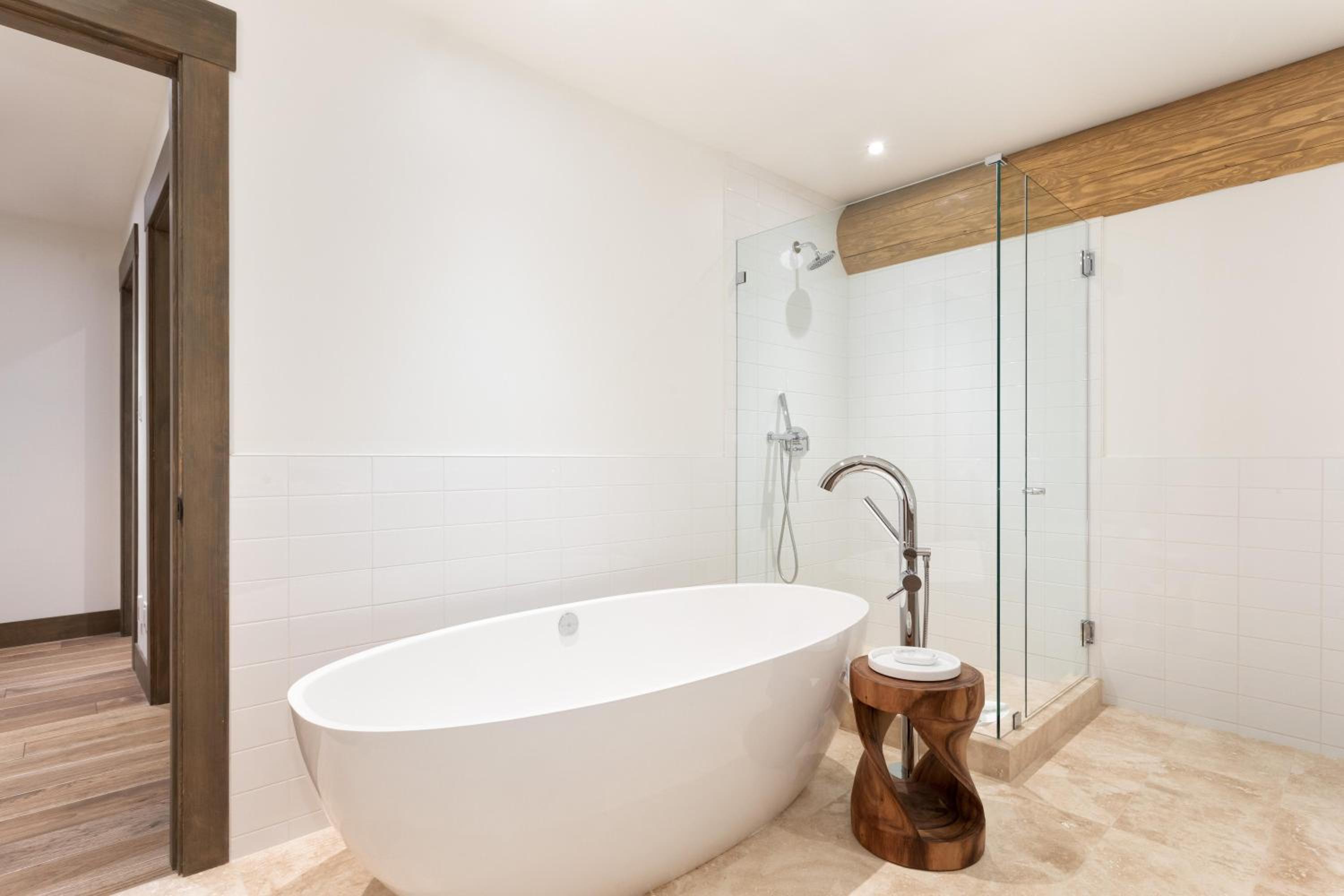 Taluswood The Heights 6 | Beautifully Updated Chalet w/ Private Hot Tub, Slopeside View, Parking
