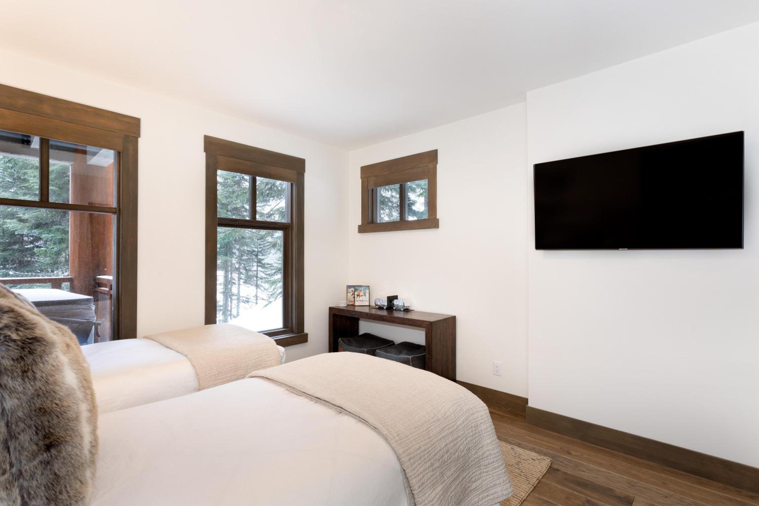 Taluswood The Heights 6 | Beautifully Updated Chalet w/ Private Hot Tub, Slopeside View, Parking