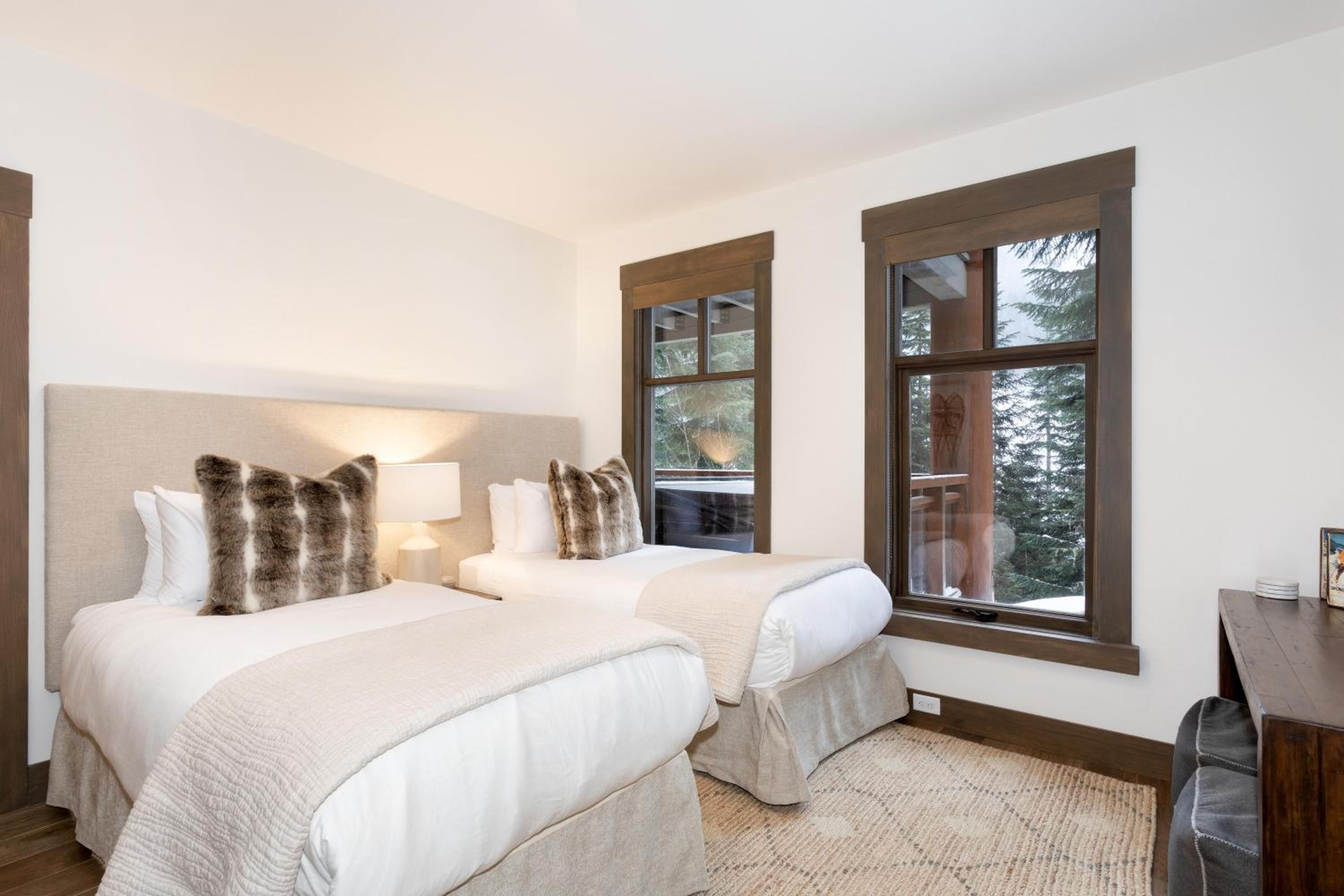 Taluswood The Heights 6 | Beautifully Updated Chalet w/ Private Hot Tub, Slopeside View, Parking
