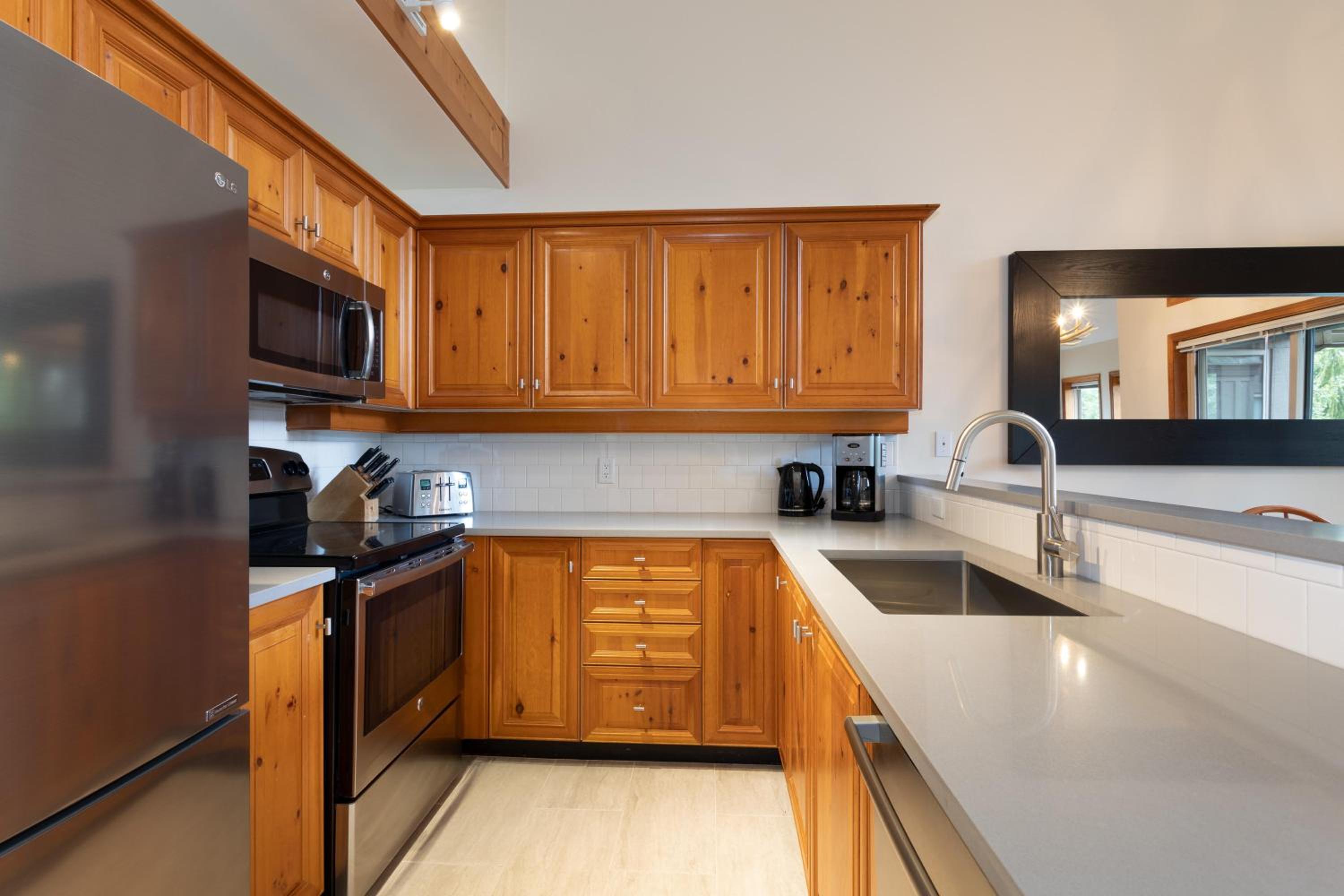 Painted Cliff 35 - Blackcomb home with Shared Hot Tub, Secure Parking - Whistler Platinum