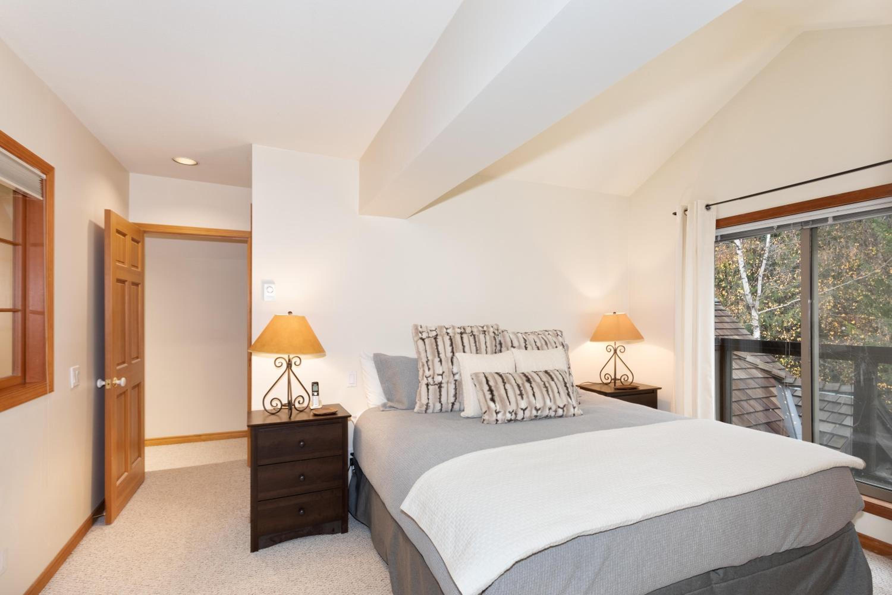 Painted Cliff 35 - Blackcomb home with Shared Hot Tub, Secure Parking - Whistler Platinum