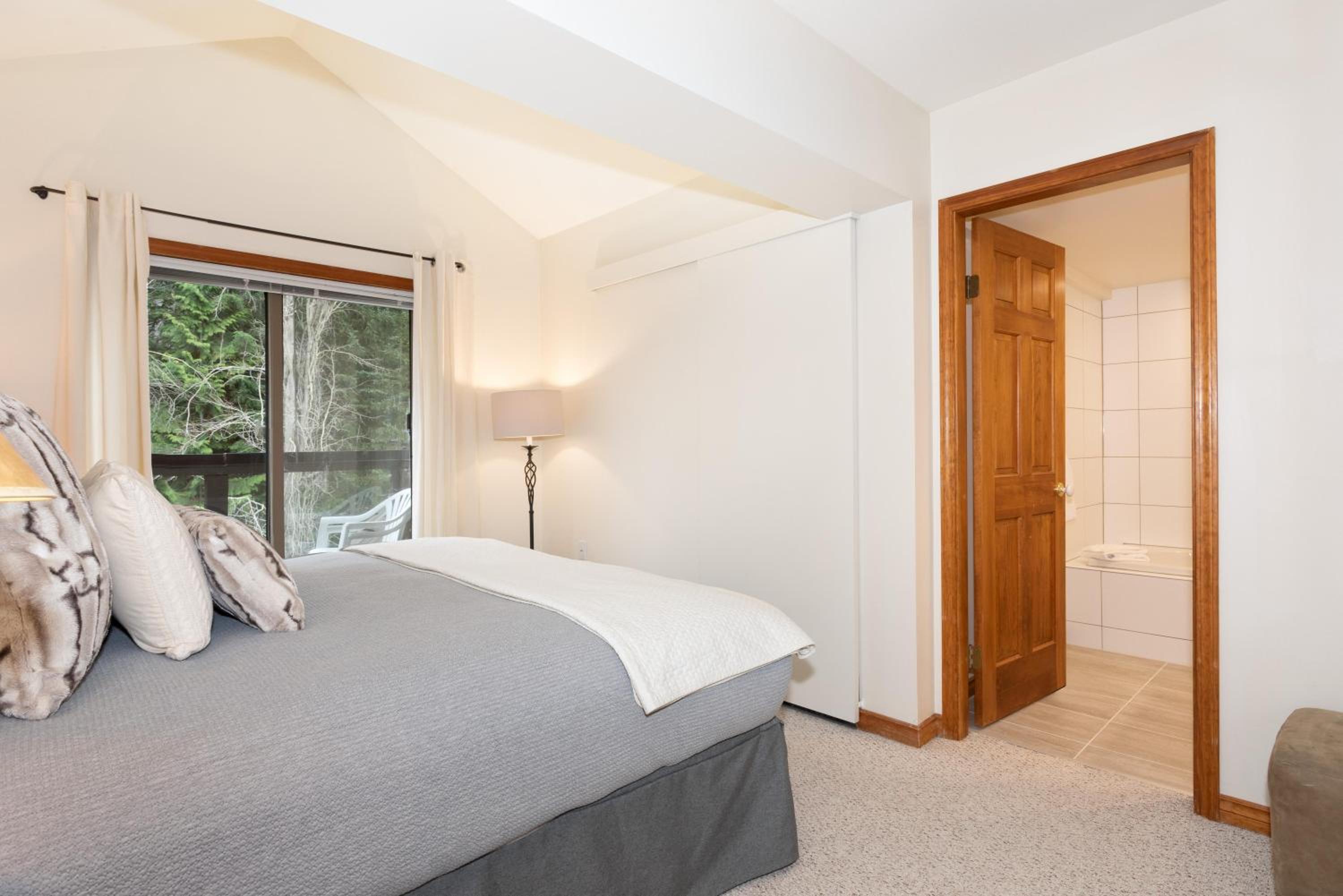 Painted Cliff 35 - Blackcomb home with Shared Hot Tub, Secure Parking - Whistler Platinum