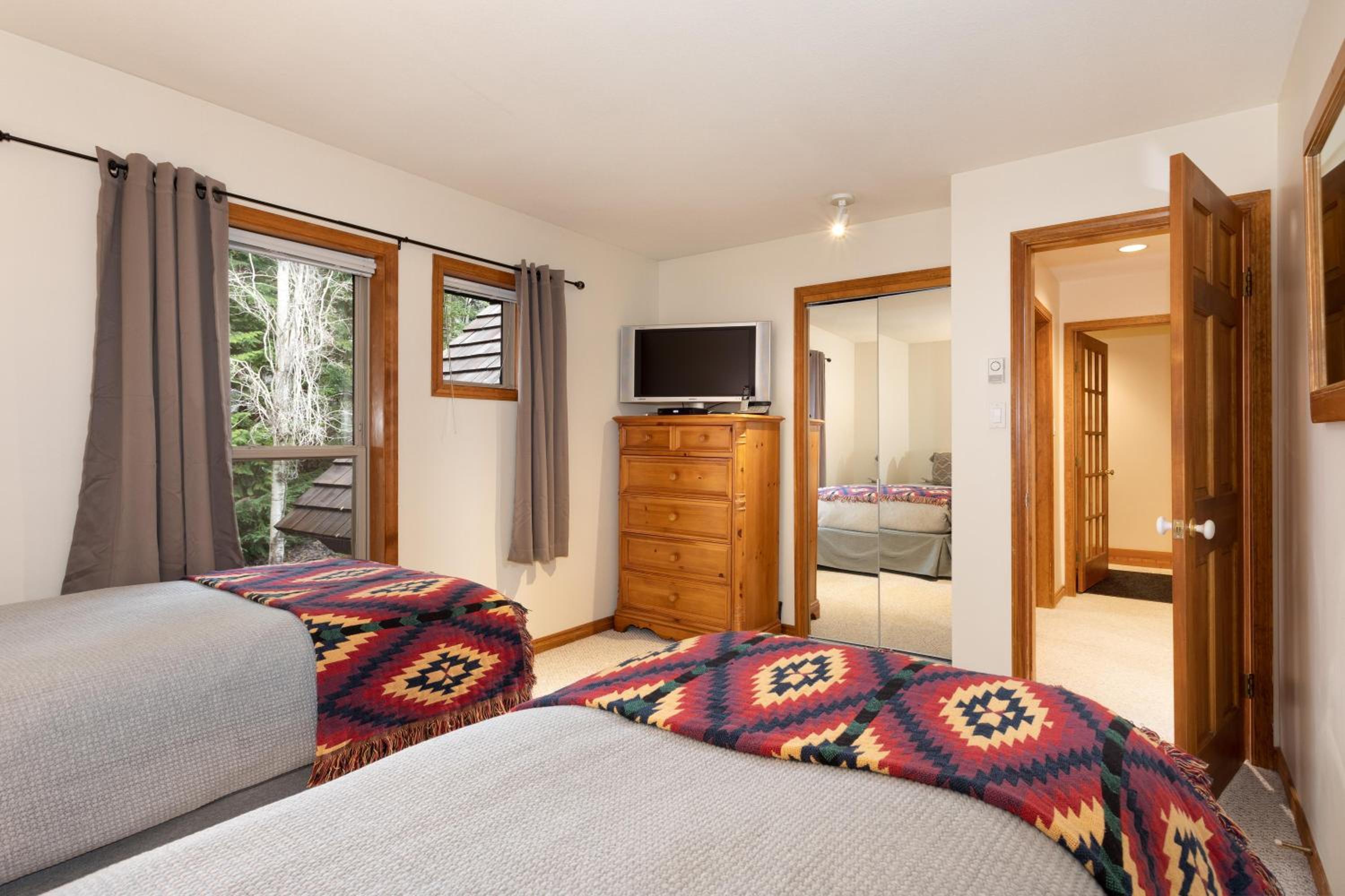 Painted Cliff 35 - Blackcomb home with Shared Hot Tub, Secure Parking - Whistler Platinum