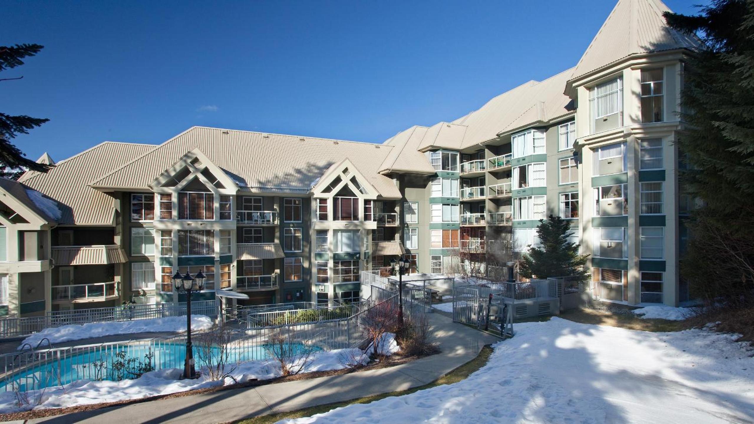 Woodrun Lodge 307 | Sleek Slopeside Unit w/ Pool, Hot Tub, & Heated Floors