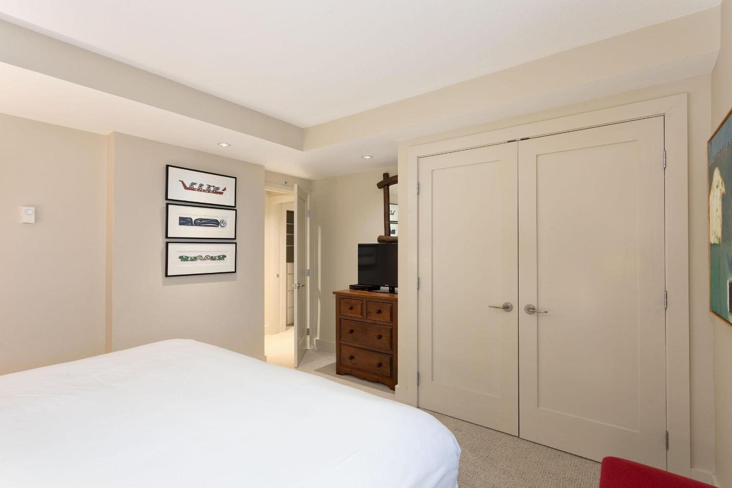 Woodrun Lodge 108 | Ski-In Ski-Out Condo w/ Pool, Hot Tub, Parking, & Patio Near Upper Village