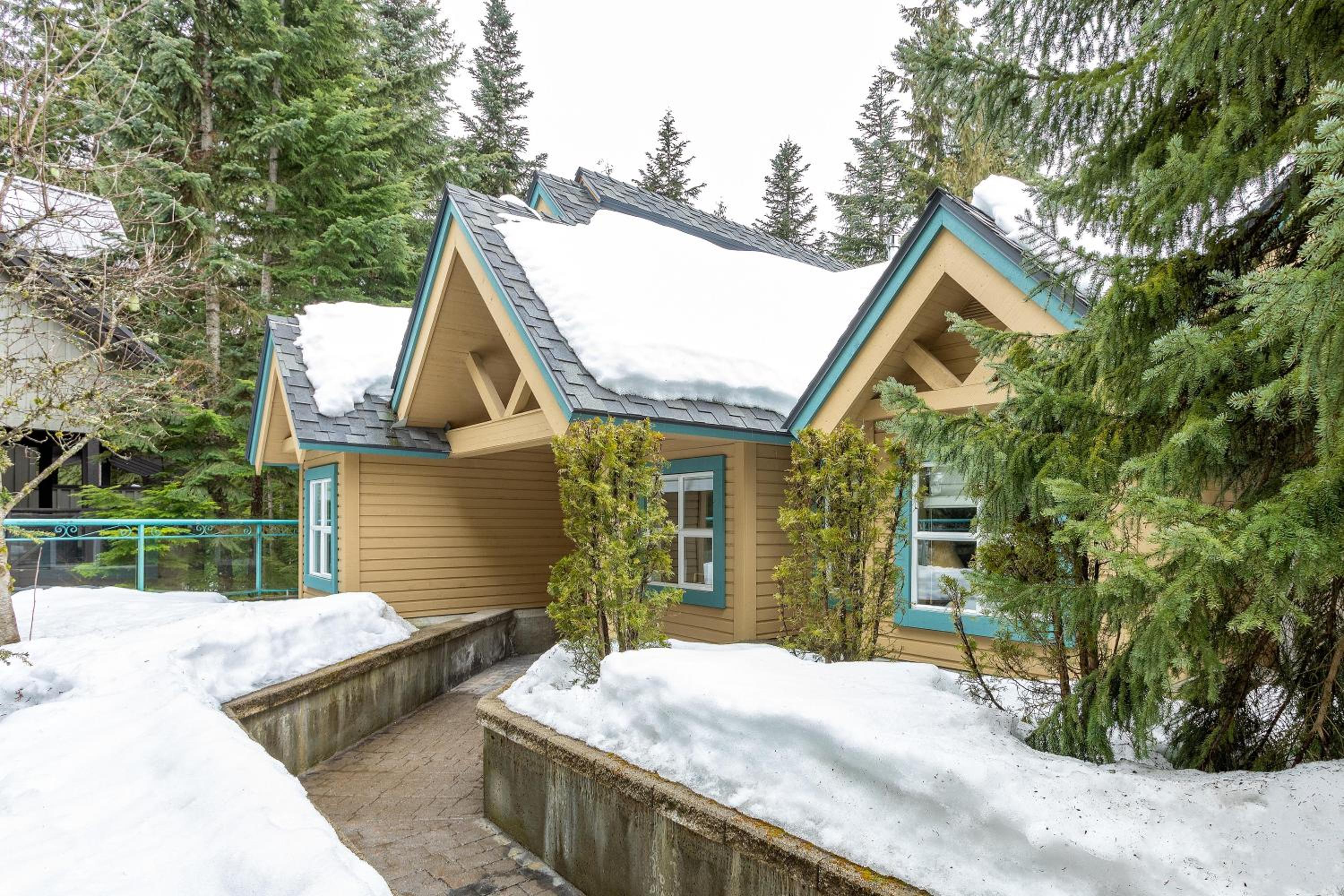 Snowbird 304 | Newly Renovated Townhome Perfect for Families! Hot Tub & Underground Parking