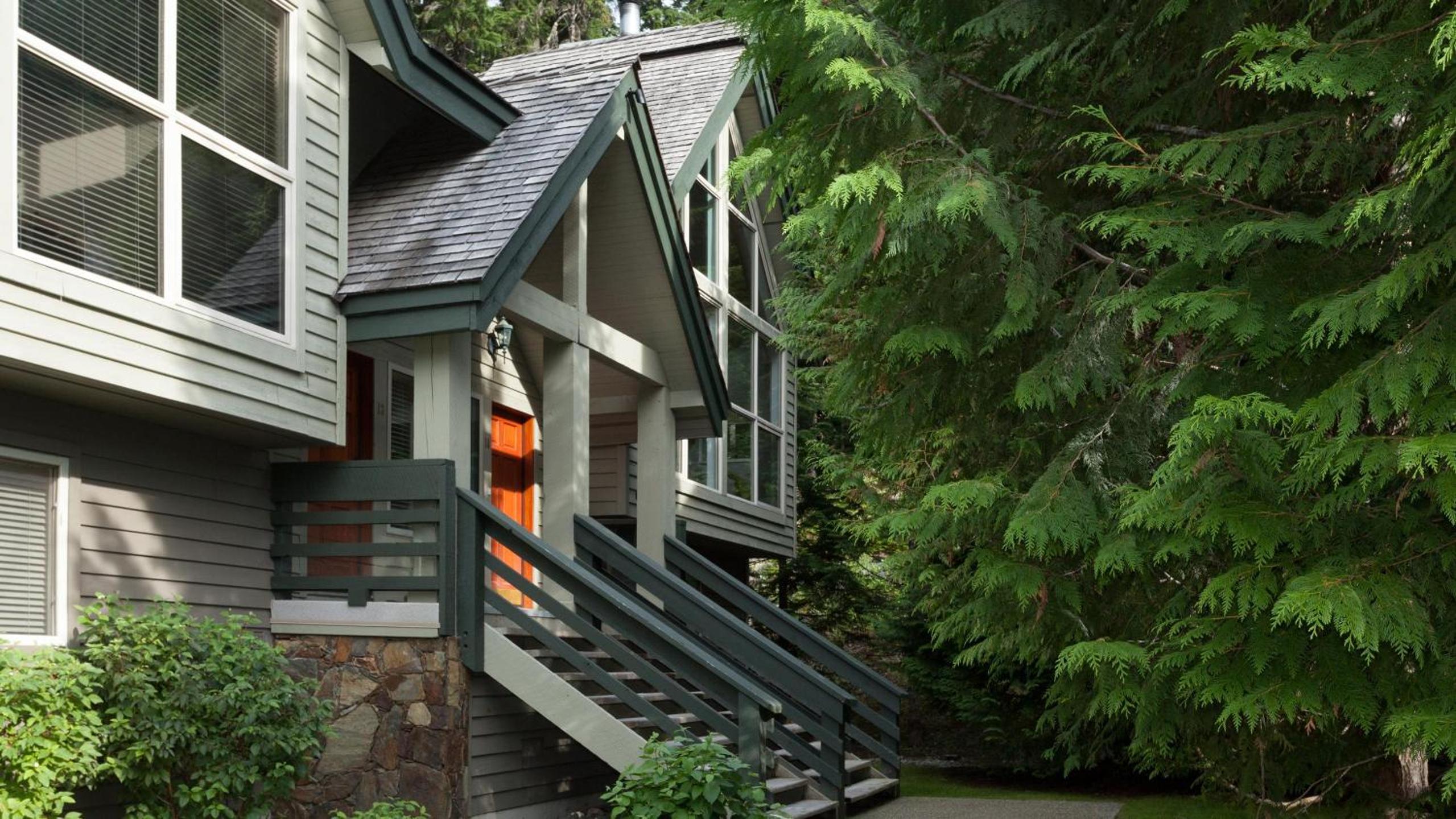 Snowgoose 14 | Inviting Townhome w/ Ski Access, Private Hot Tub, Parking x 2