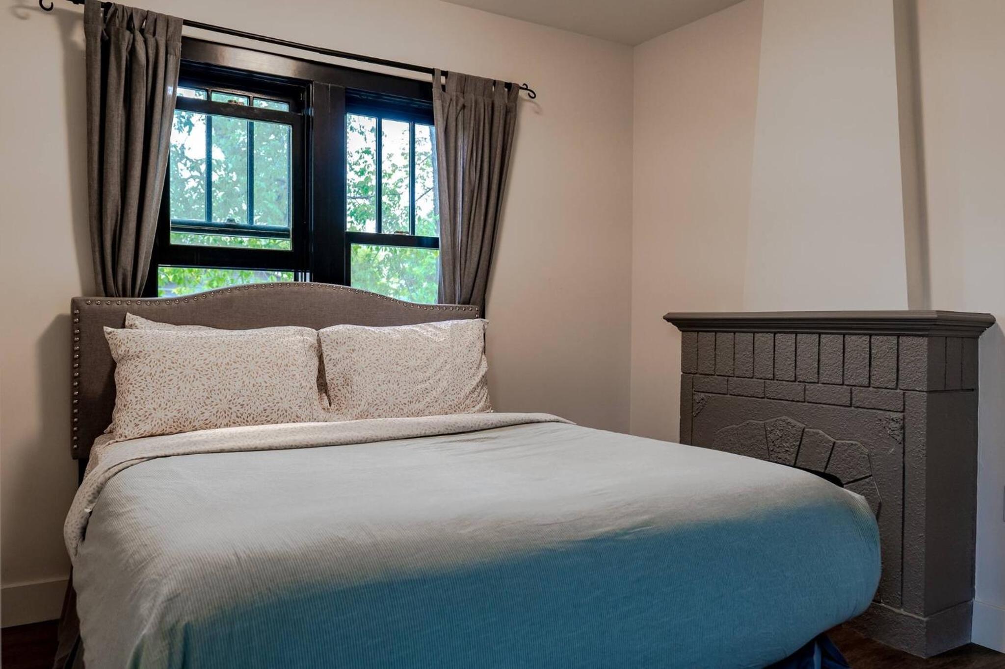 Historical Building 1br 1ba Walk To Rogers Place