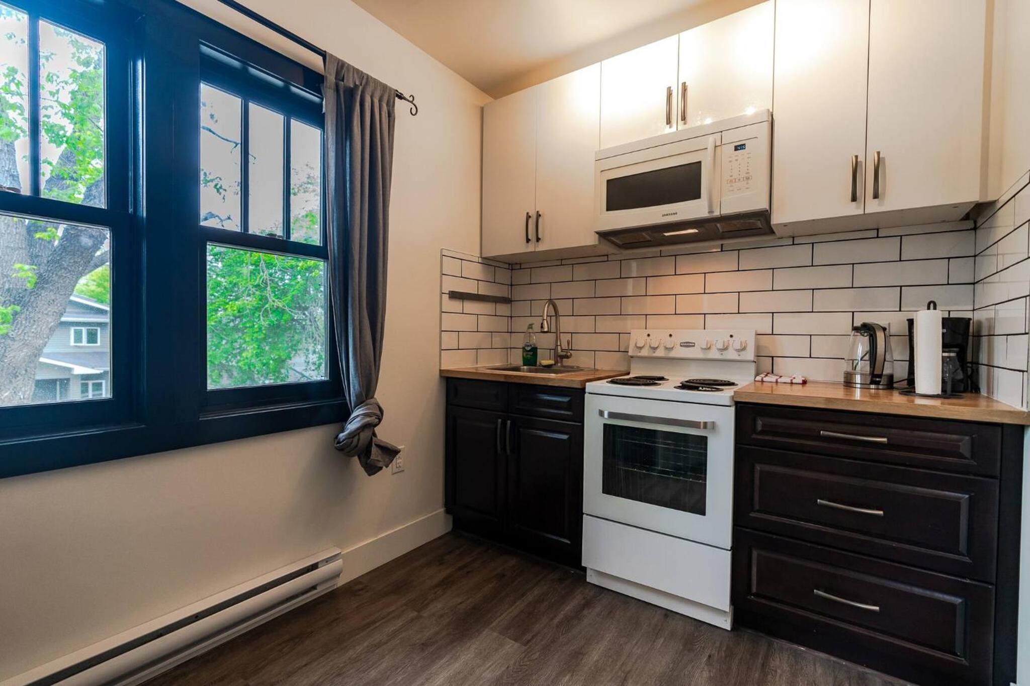 Historical Building 1br 1ba Walk To Rogers Place