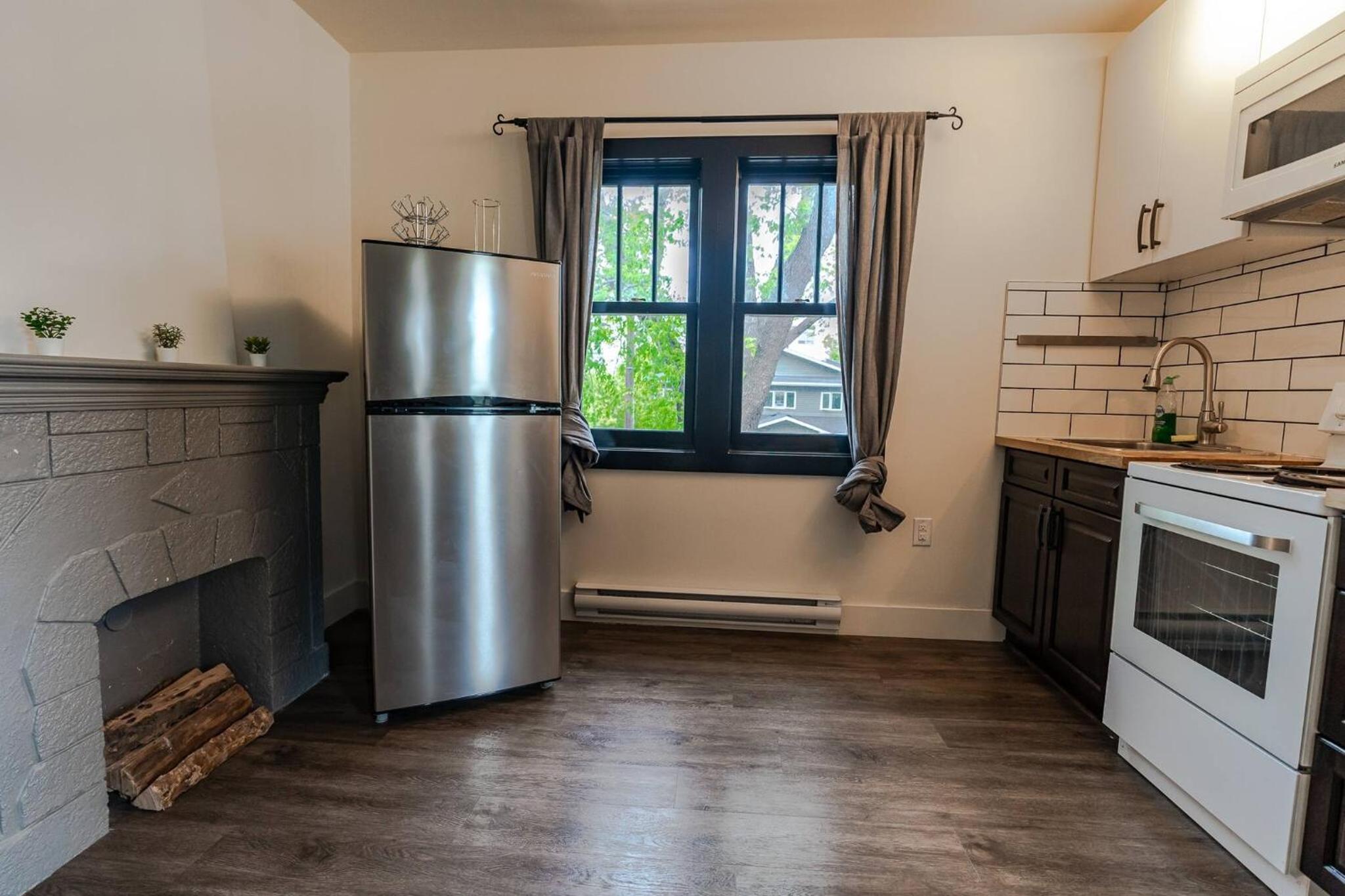 Historical Building 1br 1ba Walk To Rogers Place