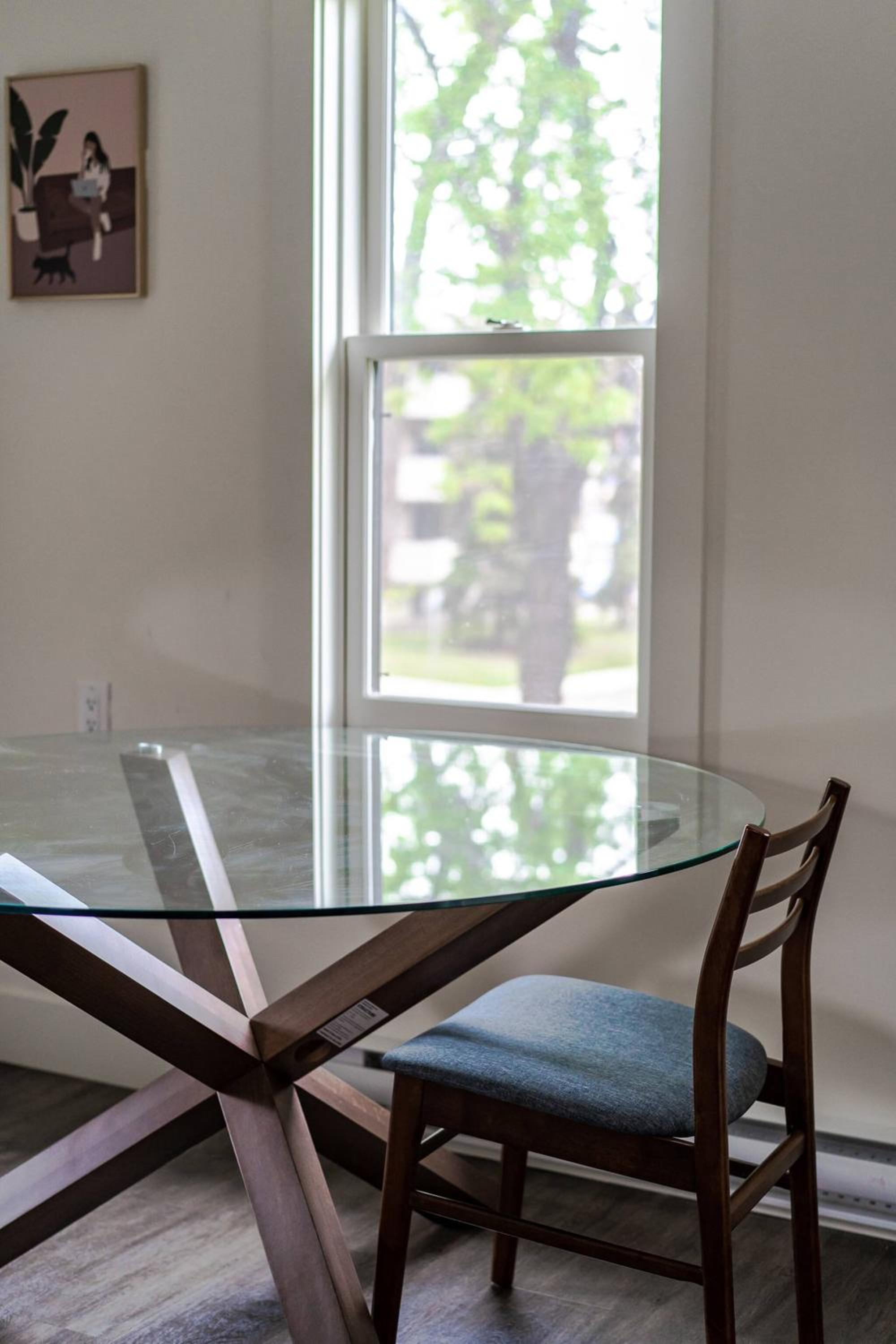 Historical Building 1br 1ba Walk To Rogers Place