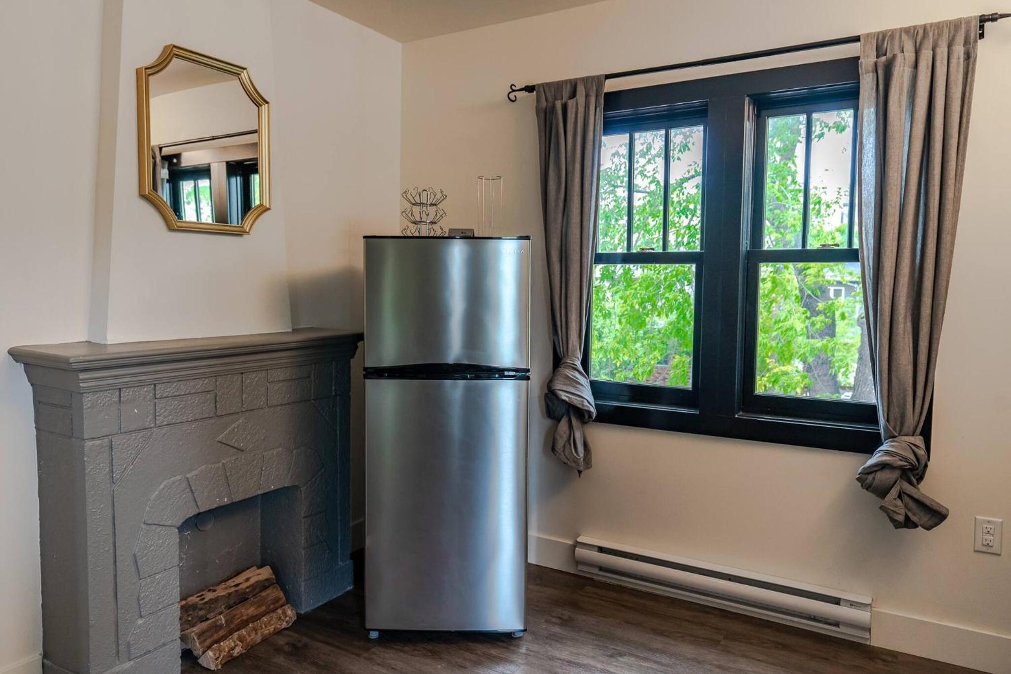 Historical Building 1br 1ba Walk To Rogers Place