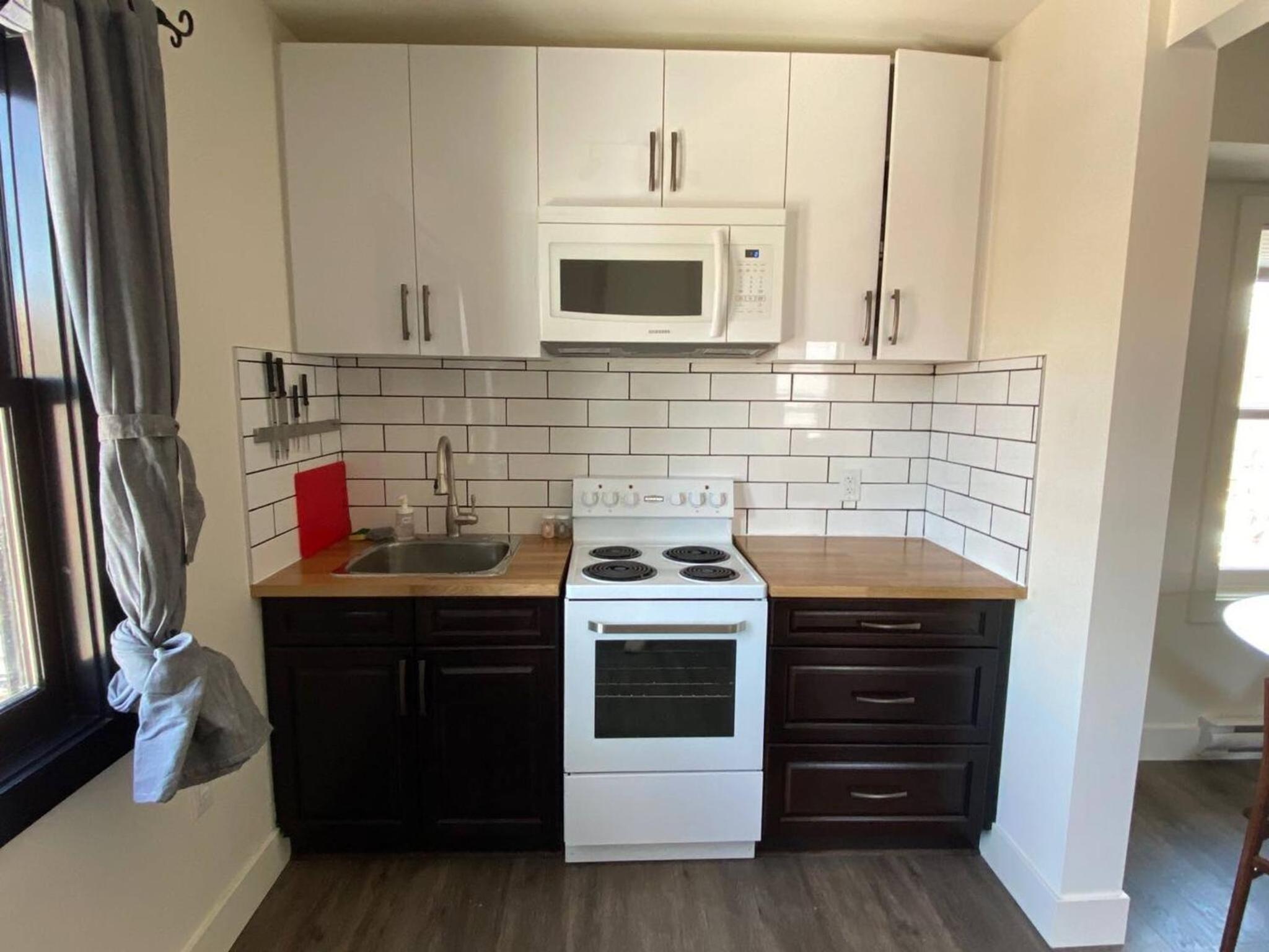 Historical Building 1br 1ba Walk To Rogers Place