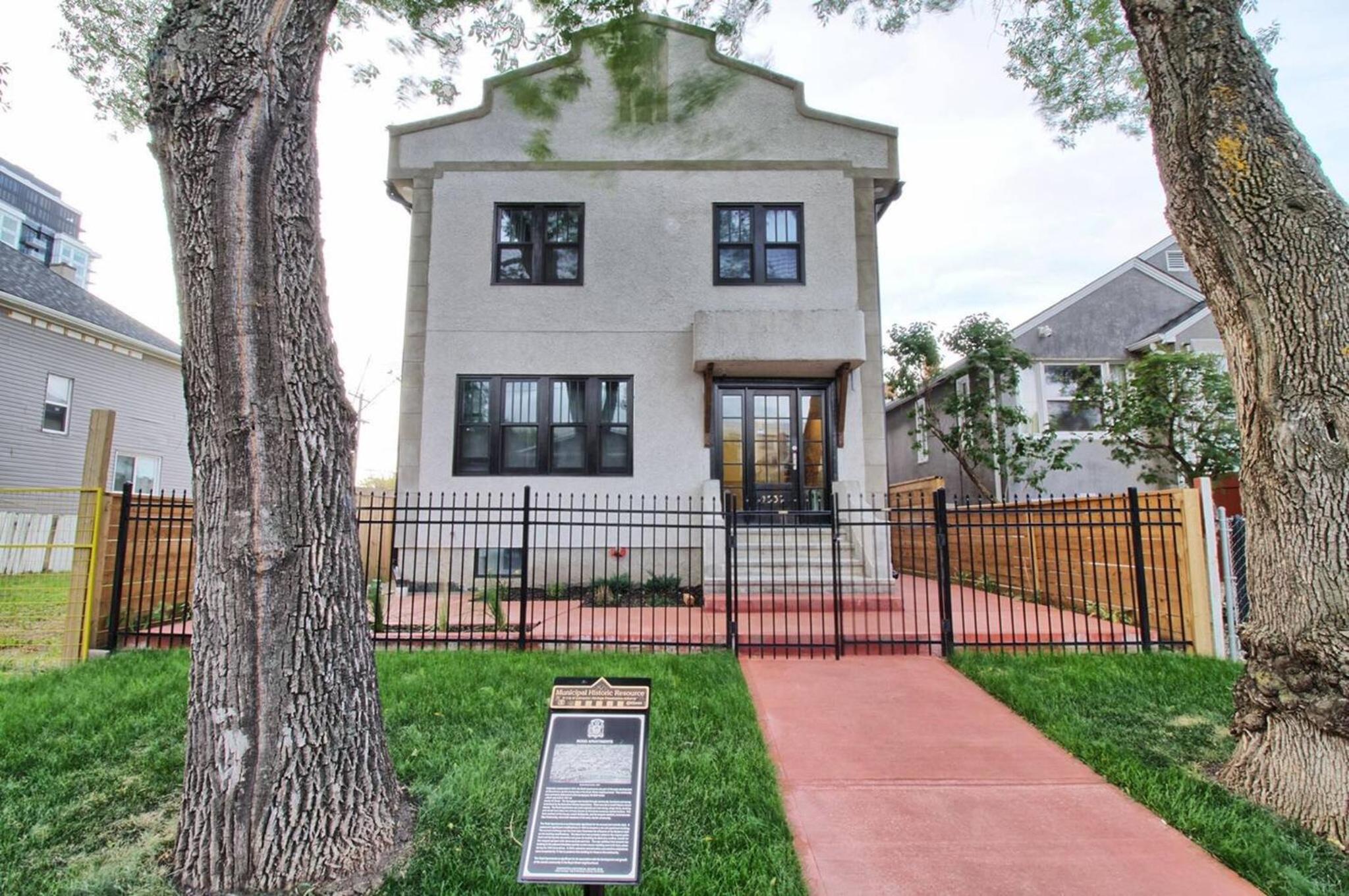 Historical Building 1br 1ba Walk To Rogers Place