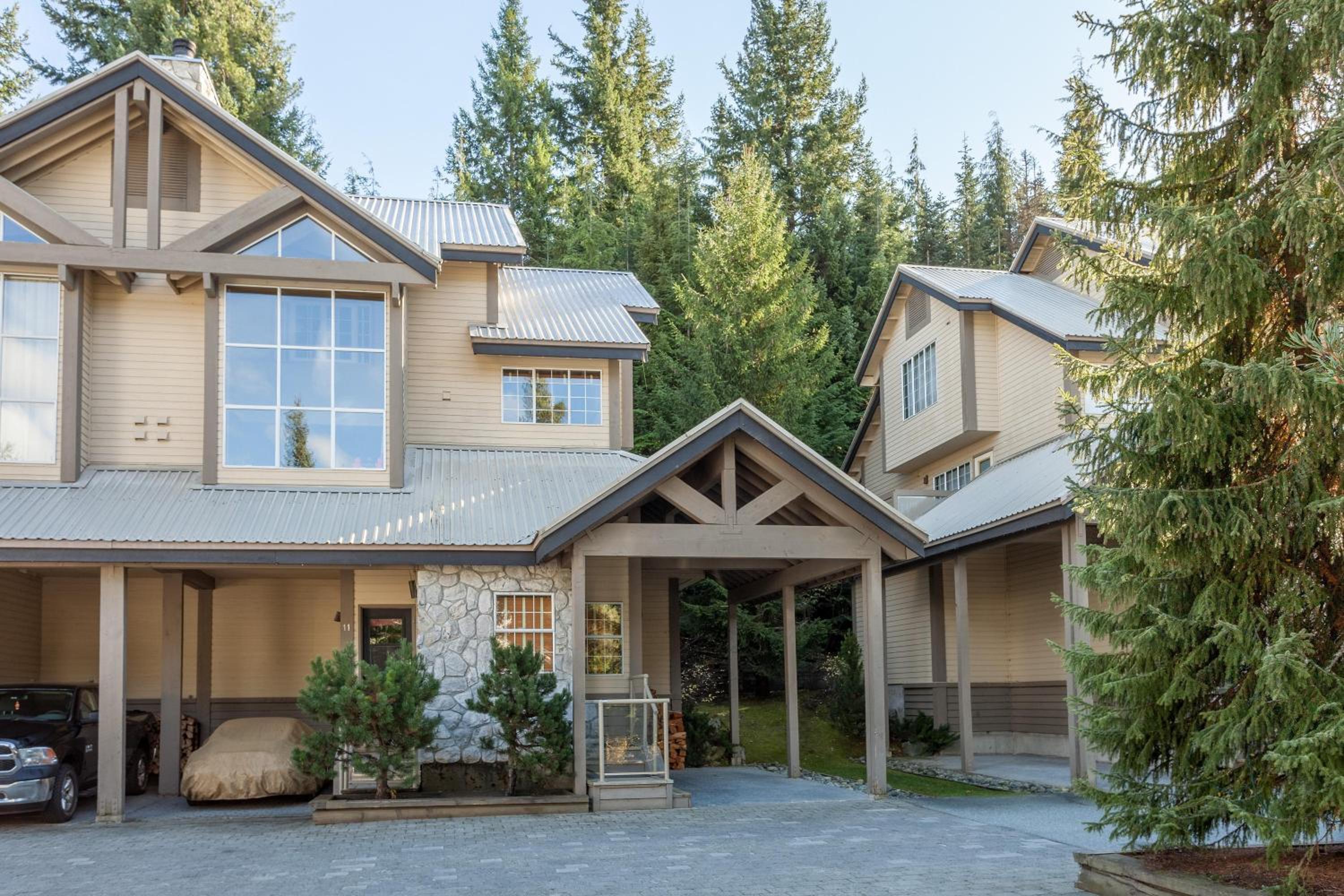 Stoneridge 12 | Modern & Bright Townhome Close to Ski Hill w/ Hot Tub & Parking