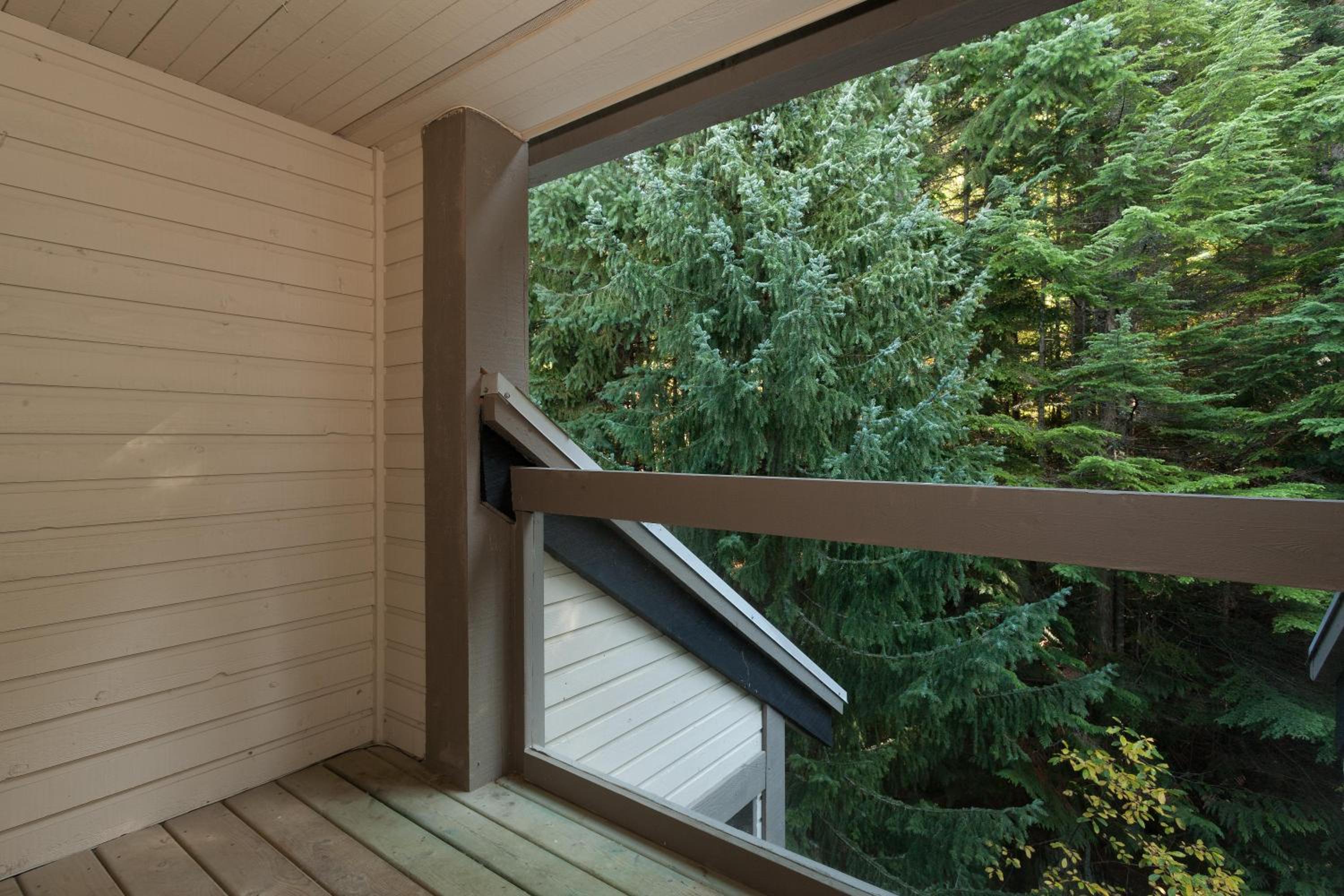 Stoneridge 12 | Modern & Bright Townhome Close to Ski Hill w/ Hot Tub & Parking