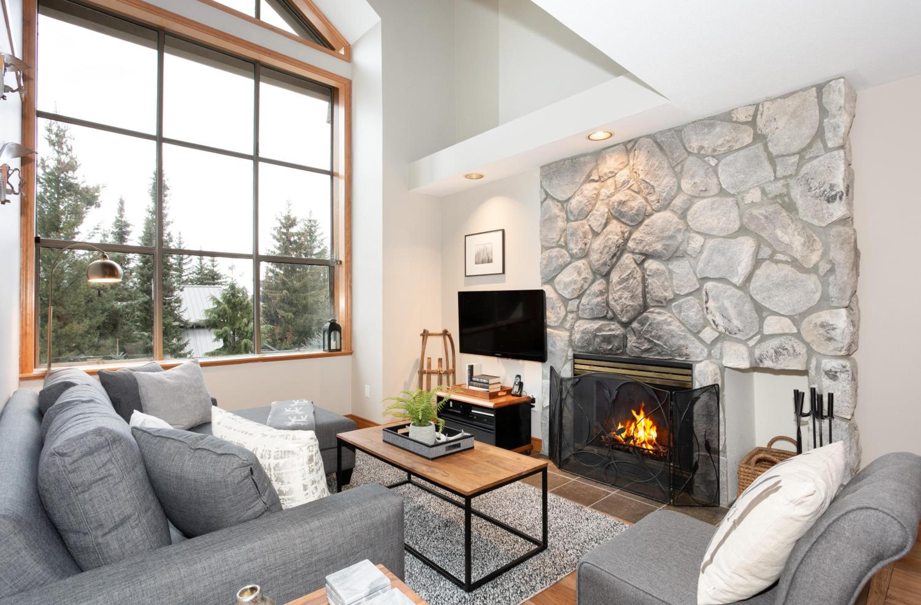 Stoneridge 12 | Modern & Bright Townhome Close to Ski Hill w/ Hot Tub & Parking