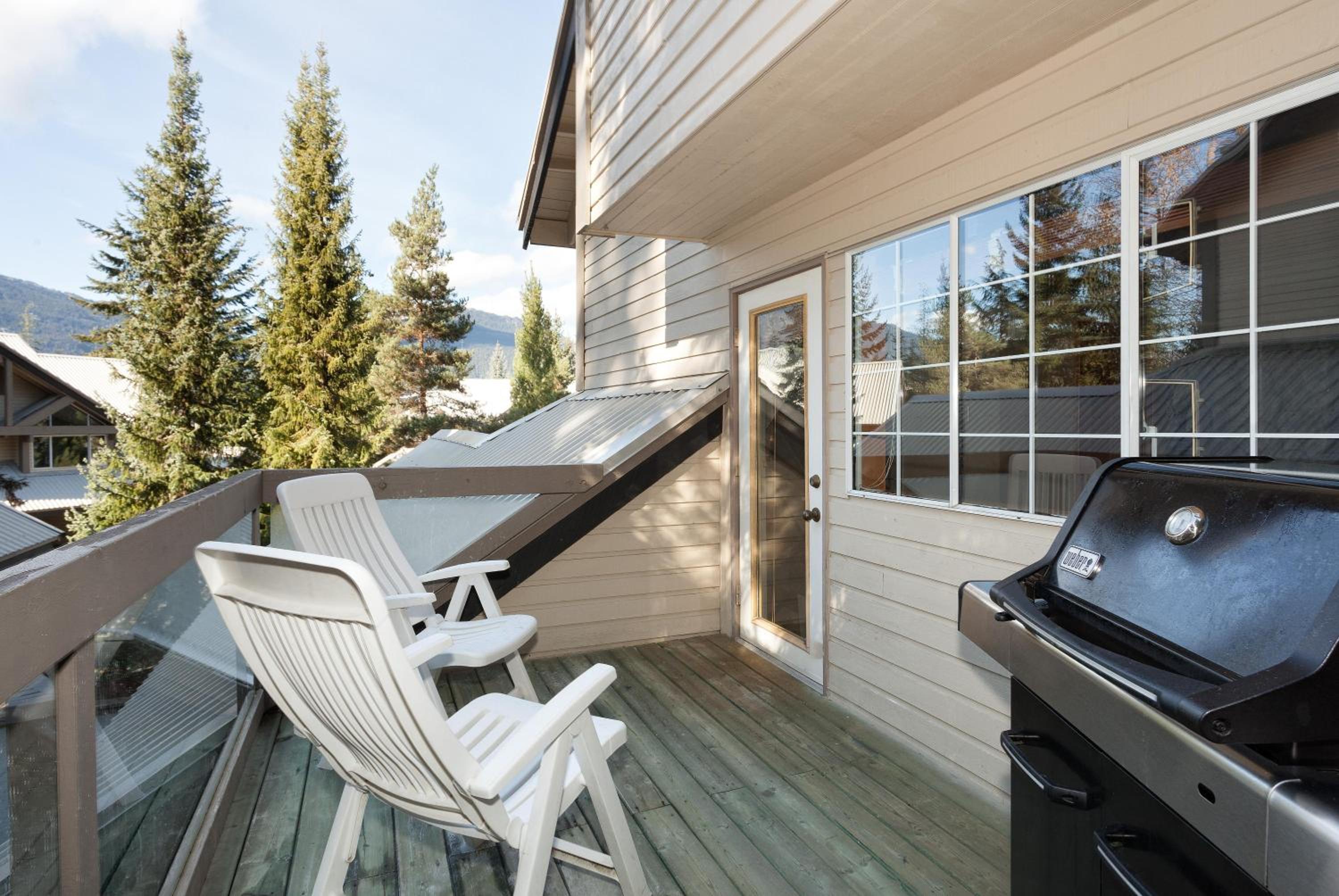 Stoneridge 12 | Modern & Bright Townhome Close to Ski Hill w/ Hot Tub & Parking