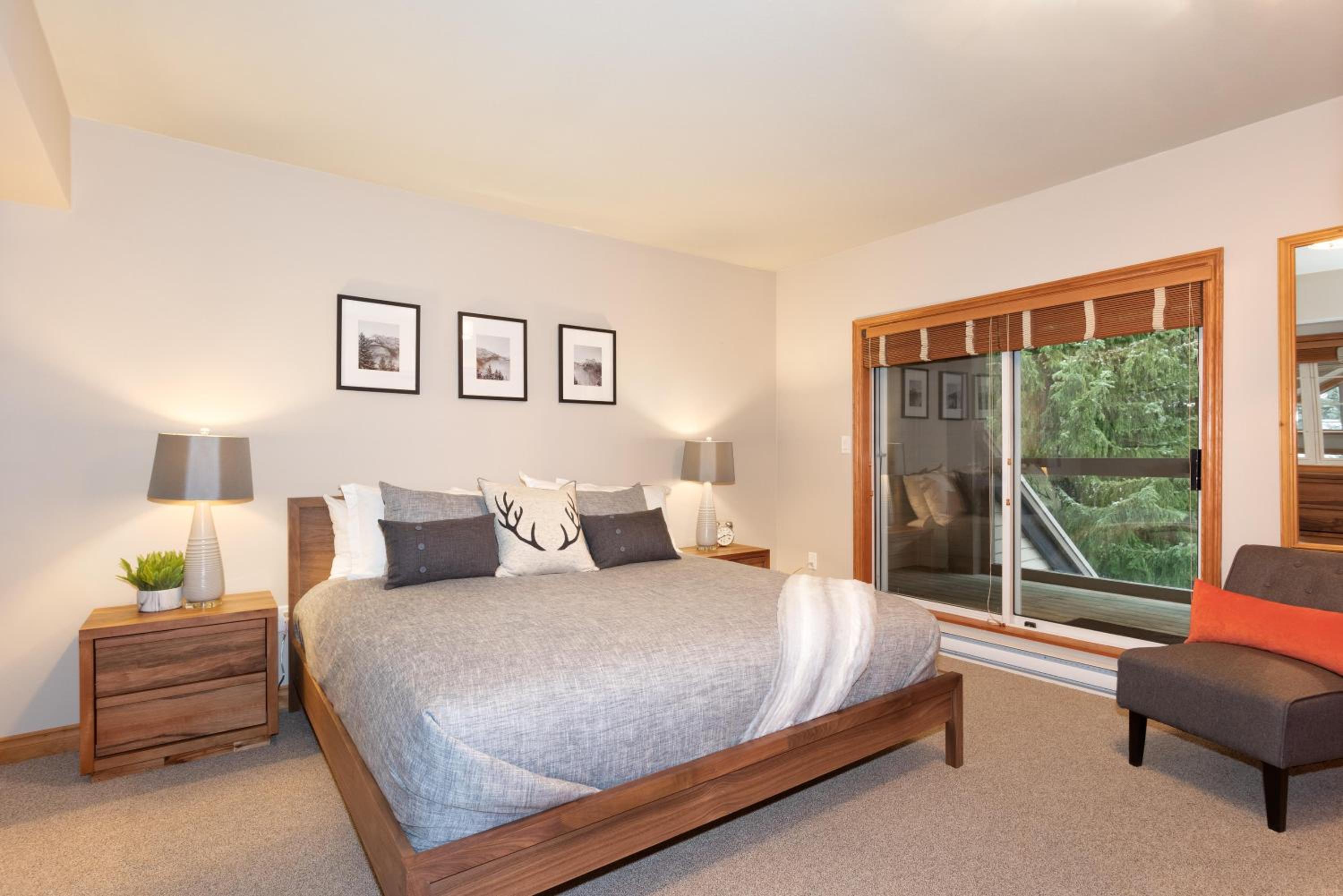 Stoneridge 12 | Modern & Bright Townhome Close to Ski Hill w/ Hot Tub & Parking